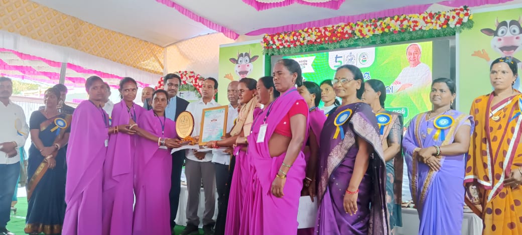 farddepartment's tweet photo. (2/2)An interactive session between farmers and scientists, along with vibrant folk performances, added charm to the celebration. Kudos to Rayagada for embracing 🐄  dairy,🐐goatery, bioflock, and🐠MPY

@CMO_Odisha  @rajaaswain https://t.co/0TRZE0R7PB