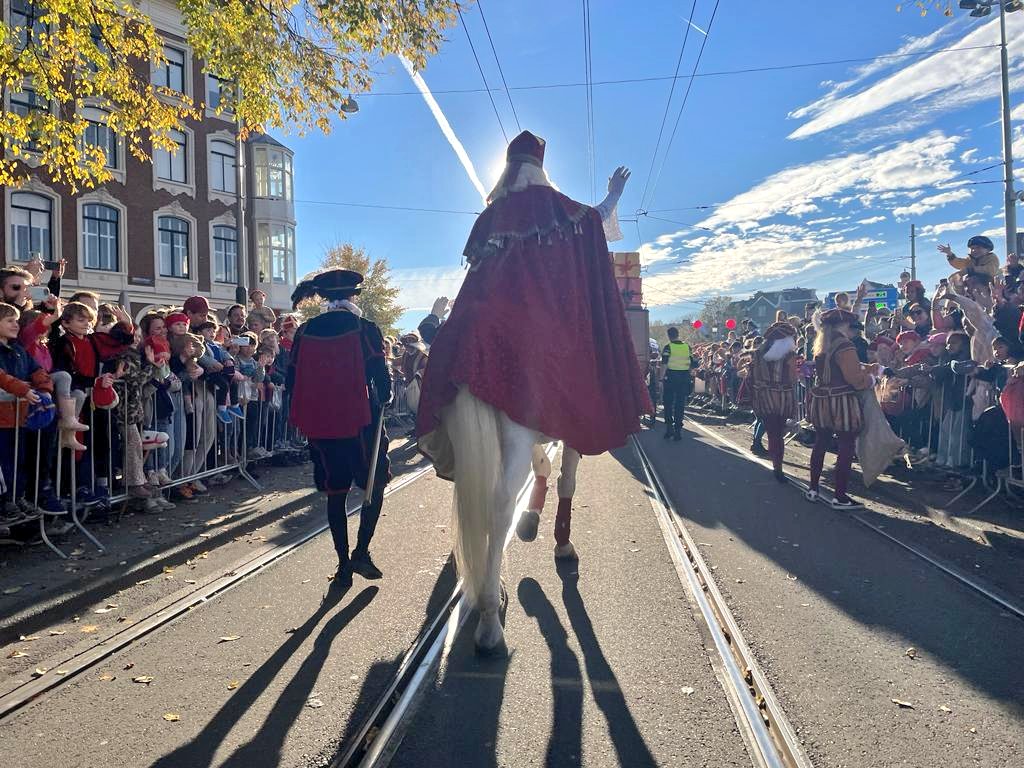 Vandaag is dé grote dag! 

Sinterklaas en zijn Pieten zijn onderweg naar A'dam voor een spetterende intocht! 

Het programma voor deze fantastische dag staat klaar &amp; alle tijden kun je vinden op onze website: sintinamsterdam.nl 

#Sint020 #Gezelligheid #AmsterdamSamenSterk