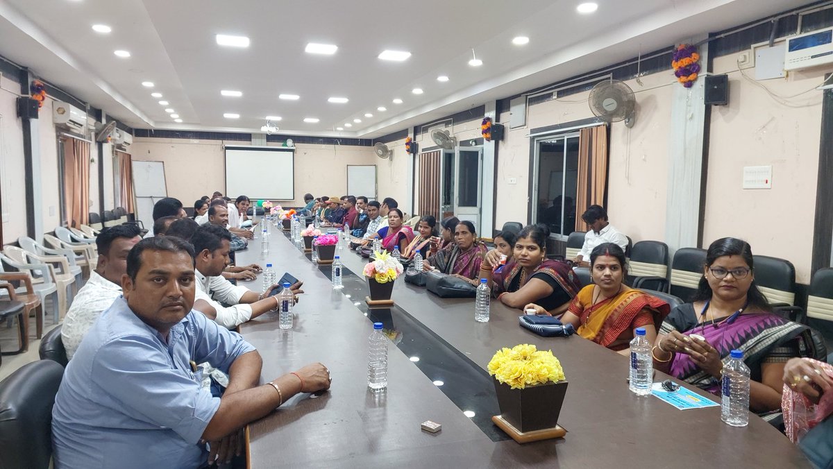 ବିଶ୍ୱ ଶୌଚାଳୟ ଦିବସ ପାଳିତ ! 
ଆଜି ସଦର ବ୍ଲକ ପରିସରରେ ବ୍ଲକ ପକ୍ଷରୁ ଏହି ଦିବସ ପାଳନ ହୋଇଯାଇଛି, ଏଥିରେ ବିଡ଼ିଓ ଆୟୁଶୀ ମହାପାତ୍ର ଯୋଗ ଦେଇଥିବା ବେଳେ ଉପାଧକ୍ଷ କାଳନ୍ଦୀ ବାରିକ, ଜିଲ୍ଲା ସ୍ଵାସ୍ଥ୍ୟରକ୍ଷା ସଂଯୋଜକ ସରିତାଞ୍ଜଳି ପତି ଯୋଗ ଦେଇ ସଚେତନ କରିଥିଲେ ।
#WorldToiletDay <a href="/districtadmndkl/">District Dhenkanal</a> <a href="/Ayushi_201293/">Ayushi Mahapatra</a> #modhenkanal