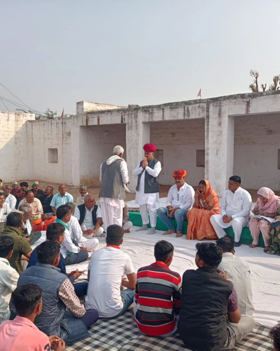 papuramdara's tweet photo. #विधानसभा_क्षेत्र_भोपालगढ़ में जनसम्पर्क के क्रम में ग्राम #तांबड़िया_कल्ला में कांग्रेस प्रत्याशी श्रीमती #गीता_बरवड़_जी के पक्ष में चुनावी सभा को संबोधित करके कांग्रेस के पक्ष में मतदान करने की अपील की !

#कांग्रेस_फिर_से
 #geetabarwar https://t.co/BNJAfoltqx