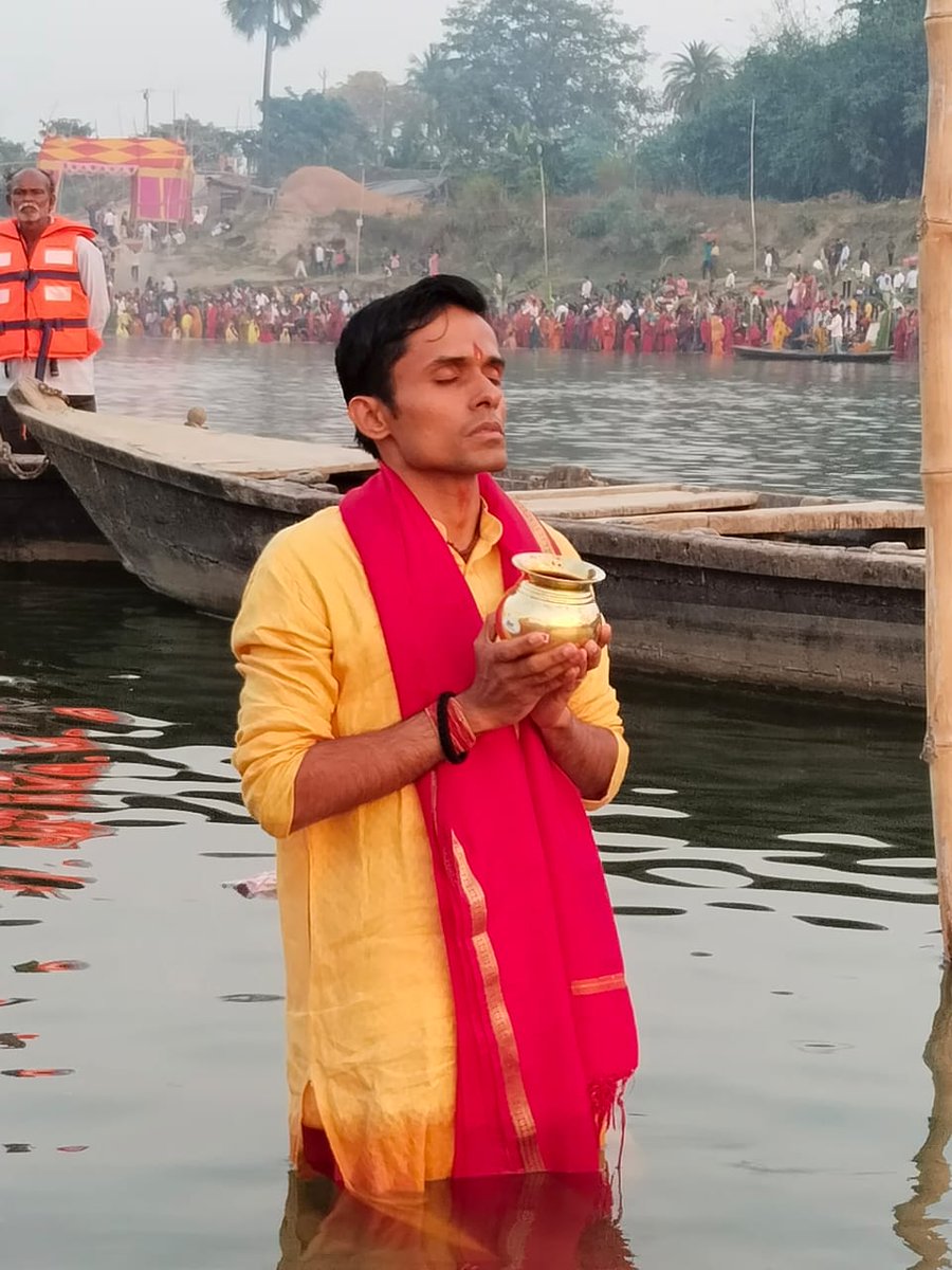 vinayomtiwari's tweet photo. आज संध्या उपासना करते हुए सूर्य भगवान को अर्घ्य देते हुए भगवान सूर्य और प्रकृति की अधिष्ठात्री देवी षष्ठी मां की उपासना के पर्व कार्तिक माह के छठ पर्व पर भगवान सूर्य से अपने जन्मस्थल ललितपुर- जन्मप्रदेश उत्तर प्रदेश के सभी लोगों के, कर्म स्थल समस्तीपुर-कर्म प्रदेश बिहार के सभी निवासियों के, अपने देश भारत के सभी नागरिकों के, सभी निवासियों  के ,जगत के सभी जनों के,  हमारी पृथ्वी के सभी स्थूल- सूक्ष्म जीवों के, इस सृष्टि में विद्यमान सभी प्राणियों के,  सभी जीवों  के  जीवन में आरोग्य, ऐश्वर्या ,सुख, संपन्नता और मनोनुकूल परिणाम की प्रार्थना की।

सूर्य भगवान से प्रार्थना है कि हम सभी जन सुखी रहें, सभी स्वस्थ रहें,सभी का मंगल कल्याण हो, कोई भी दुख का भागी न हो।

 सभी लोग प्रेरित हों,  सभी लोग उत्सुक हों। सभी लोग सकारात्मक हों, सभी का जीवन उदीयमान होता रहे।  

नागरिकों के आपसी समन्वय से, व्यवस्था के नागरिकों के प्रति समर्पण से उत्पन्न हुए आत्मविश्वासी और संकल्पित  नागरिक, सशक्त और स्वस्थ समाज, संवेदनशील और समर्पित व्यवस्था से ही भारत जैसा प्रचंड राष्ट्र हमेशा अग्रणी रहेगा।

सप्रेम सादर