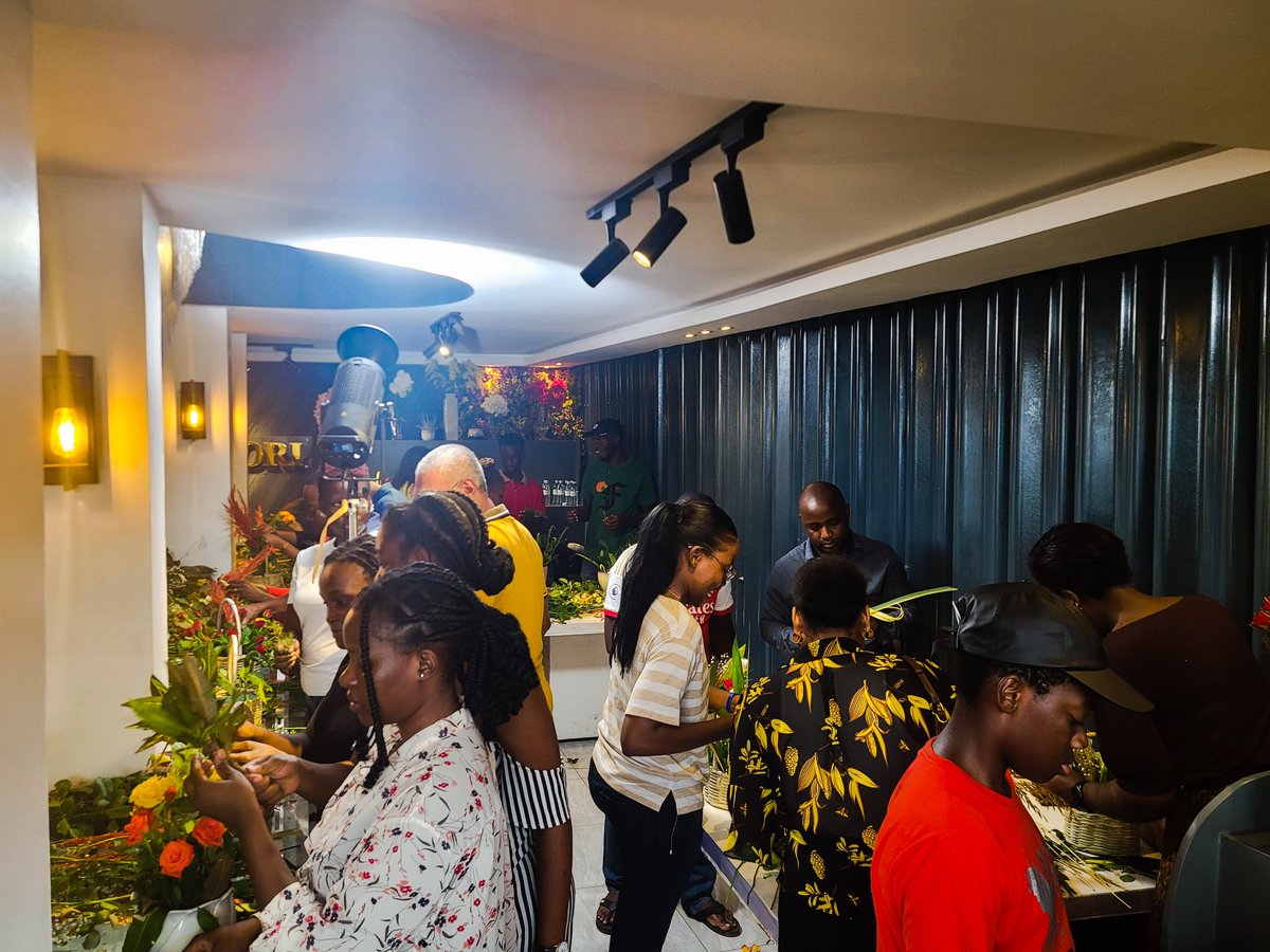 floriflowerug's tweet photo. The Afternoon session is full house.
Even the kids are in on it.
#ItsBig
#ItsBetter
#FloralWorkshop
#FloriFlowerWorld.. https://t.co/aHs5Ka054O