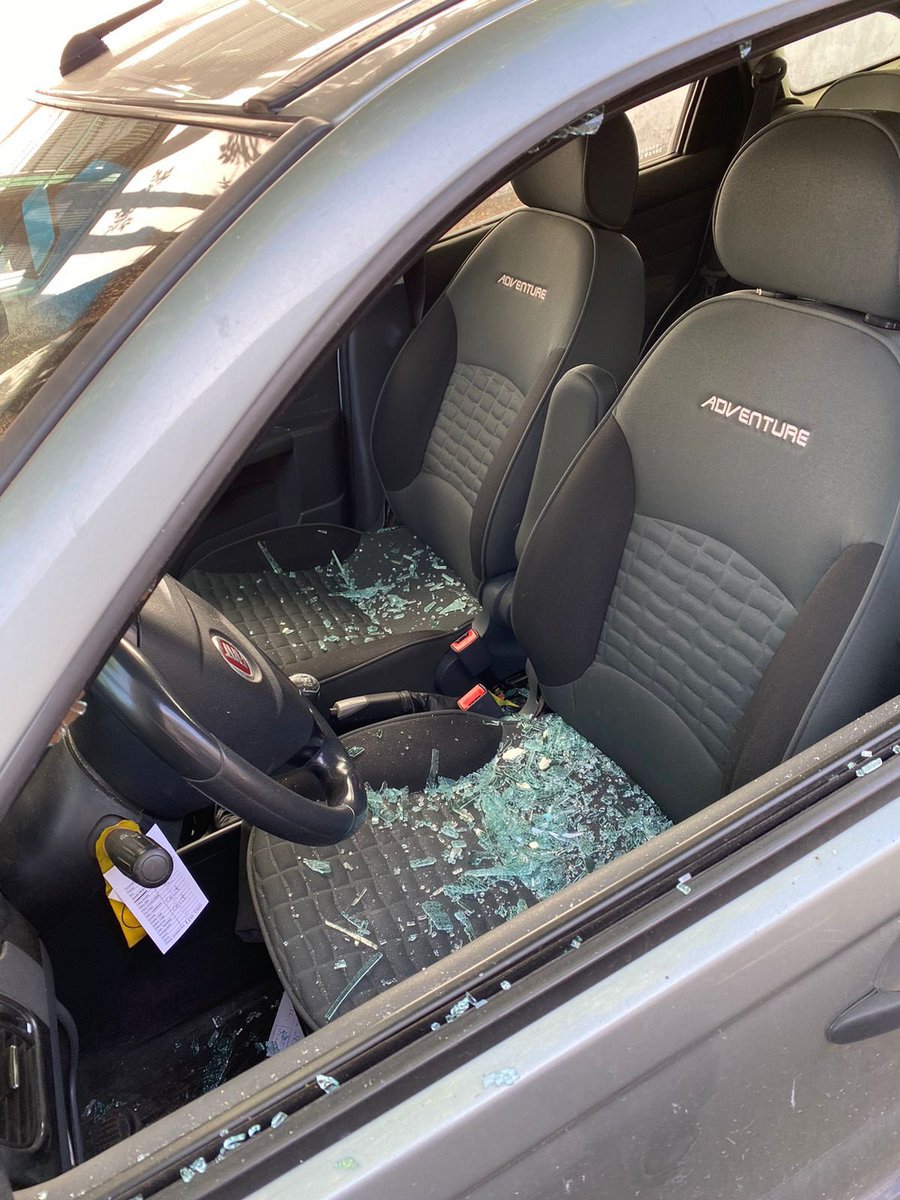 giovannilarosa0's tweet photo. AHORA: En Pilar militantes kirchneristas de Massa le rompieron los autos a fiscales de Milei https://t.co/qISWtk80uE