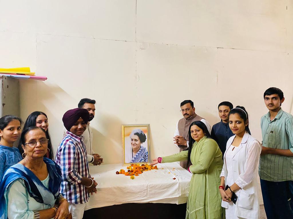 SunilPanwarINC's tweet image. भारत की पूर्व प्रधानमंत्री स्व० श्रीमती इंदिरा गांधी जी की जयंती पर उन्हें याद करके श्रद्धांजलि अर्पित की।
#indiragandhijayanti