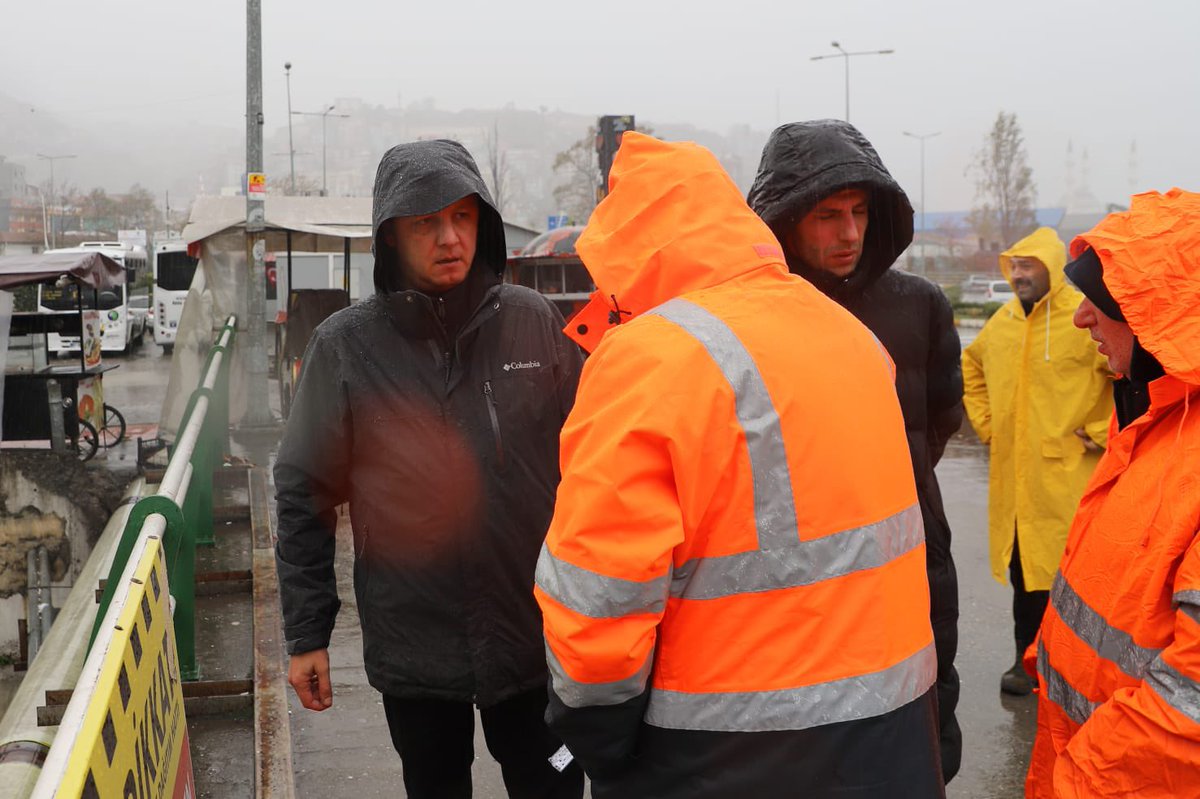 dromerselimalan's tweet photo. ⚠️ 🌪 İlimizde devam eden kuvvetli sağanak yağış ve tam fırtına nedeniyle 150 personelimiz ve 30 iş makinemiz ile sahadayız. + https://t.co/AMaA0kYMO2