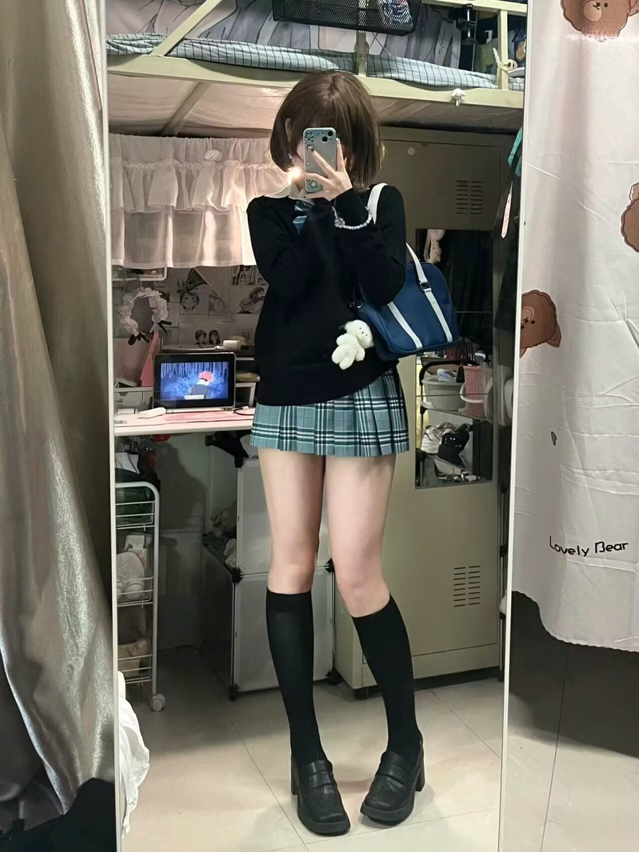 bullyforever96's tweet photo. 21岁的学生明确，表面上看起来清纯高冷，背地里则是发情的母猪 #反差女大学生 #反差婊 #母狗女友 #母狗曝光 https://t.co/jCVpxFe2WJ