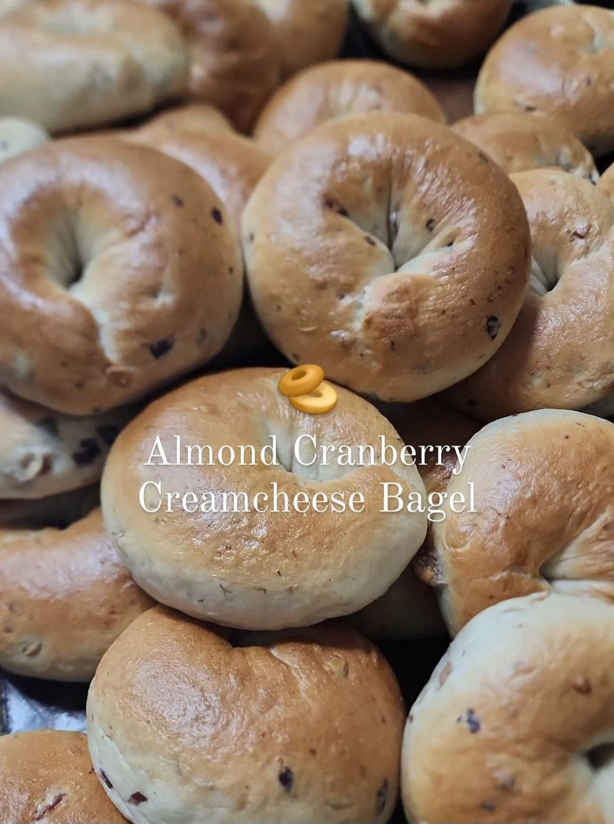 MondayBread3568's tweet photo. 2ทุ่มมากดสั่งกันนะจ๊า 
รสใหม่! 
🌰Walnut Creamcheese 
ห��มถั่วมากใส่เยอะในเนื้อหนมปัง
🥯เบเกิลแครนเบอรี่ แนะนำให้ซื้อไปกินกับแฮมเมนูแมงดาวจ้า
🥯สโคนส้มแครนเบอรี่ สดชื่นก็มา
🍞โฮลวีทไมโล หายไปนาน วันนี้กลับมาแล้วววนาคาพิเศษ!เพราะอยากให้ชิมม อร่อยน๊าาา 
🥯เบเกิลปูอัด/ทรัฟเฟิลมาโย https://t.co/adq07Pbr4t
