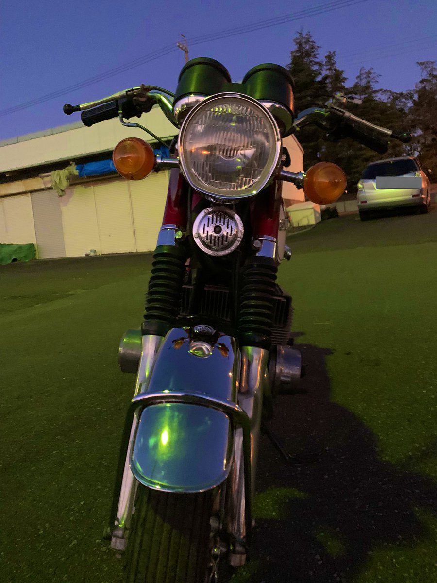 0408barusa's tweet photo. SUZUKI GT380納車です。

馬蹄ライトめっっっちゃ可愛い🤤❤️‍🔥
めっちゃ綺麗な赤色タンク🤤❤️‍🔥
フルオリジナルの良さ🤤❤️‍🔥
もう全てが美しい✨️

初バイク、大切に乗って行きたいと思います！

 #SUZUKI  #GT380 #旧車  #納車 https://t.co/yiO5z2sVxc