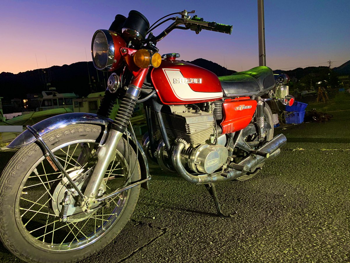 0408barusa's tweet photo. SUZUKI GT380納車です。

馬蹄ライトめっっっちゃ可愛い🤤❤️‍🔥
めっちゃ綺麗な赤色タンク🤤❤️‍🔥
フルオリジナルの良さ🤤❤️‍🔥
もう全てが美しい✨️

初バイク、大切に乗って行きたいと思います！

 #SUZUKI  #GT380 #旧車  #納車 https://t.co/yiO5z2sVxc