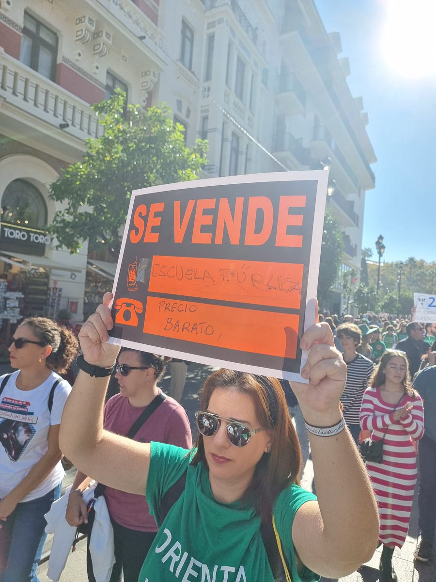 Ahora mismo los y las orientadoras y estamos en las calles por una bajada de ratio urgente como condición básica para una mejor educación pública. 

✅ 1 cada 250
✅ Mínimo 1xCEIP
✅ Continuidad de los programas con perfil de orientación hasta llegar a la ratio necesaria.
