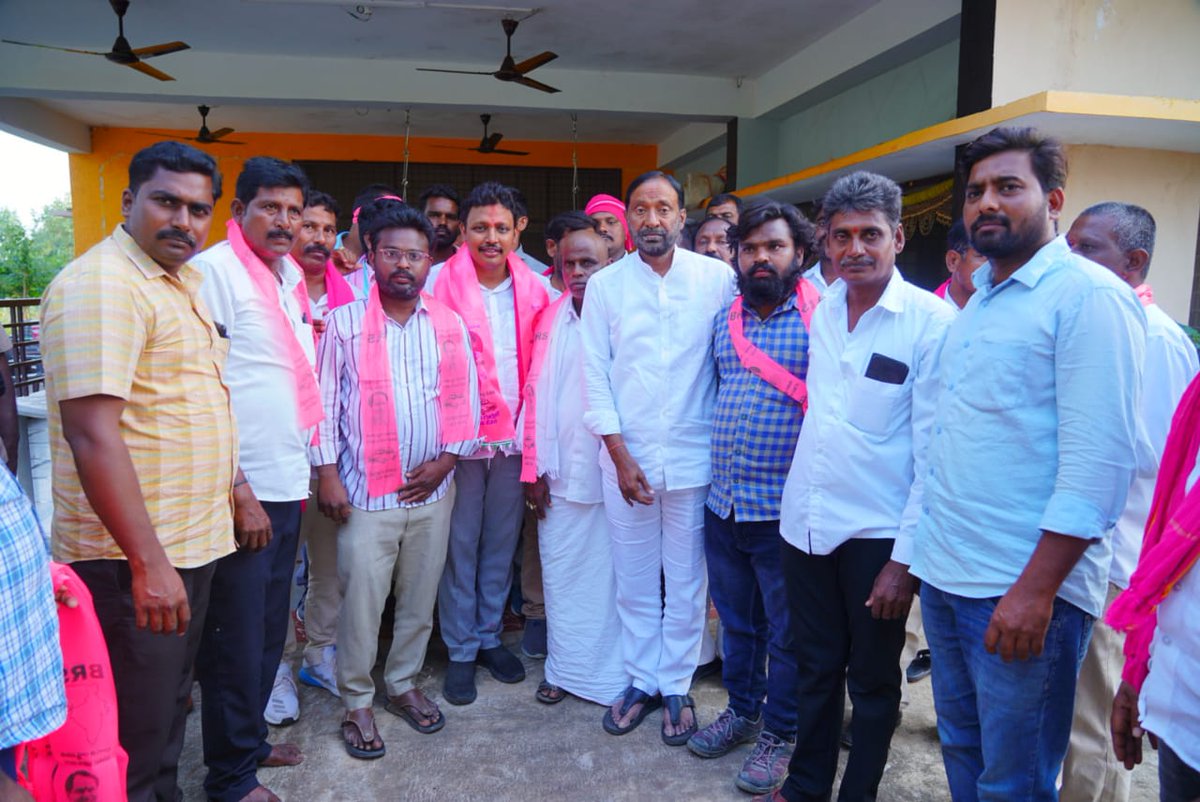 BagathNomula's tweet photo. అనుముల మండలం మార్లగడ్డ గ్రామానికి చెందిన పలువురు కాంగ్రెస్ పార్టీ నాయకులను గులాబీ కండువా కప్పి పార్టీలోనికి ఆహ్వానించడం జరిగింది.

#KCROnceAgain
#VoteForCar https://t.co/0muC60qZJ2
