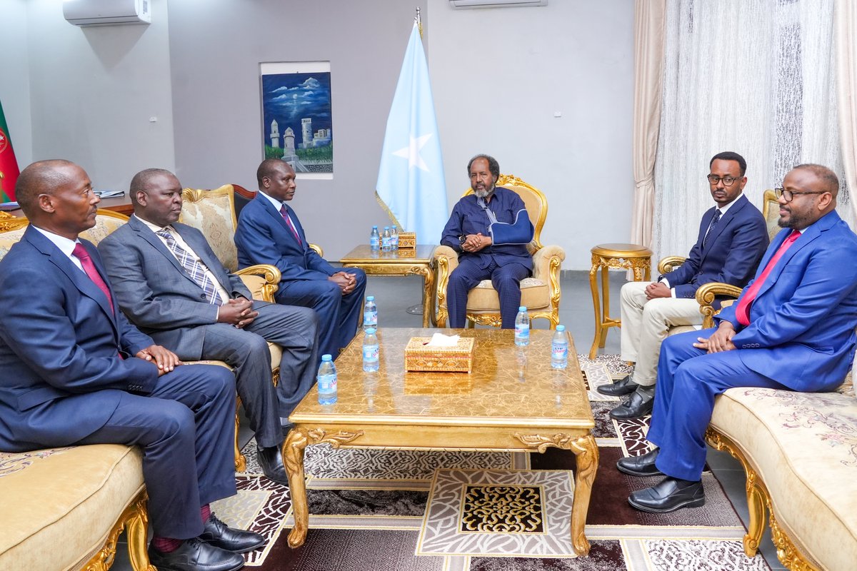 H.E. President Hassan Sheikh Mohamud bid farewell to outgoing Kenyan Ambassador to Somalia, Maj Gen (Rtd) Thomas Chepkuto, who has completed his tour of duty to Somalia. The President wished the Ambassador well in his new endeavors.