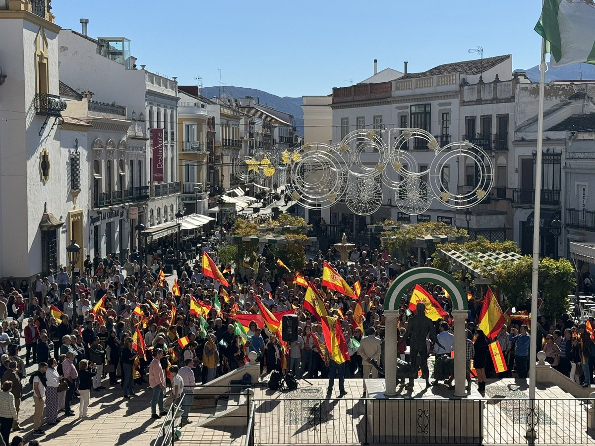charrytv's tweet photo. Imágenes de la concentración en la plaza del Socorro de Ronda contra la amnistía. https://t.co/Pc6cwrLMKy