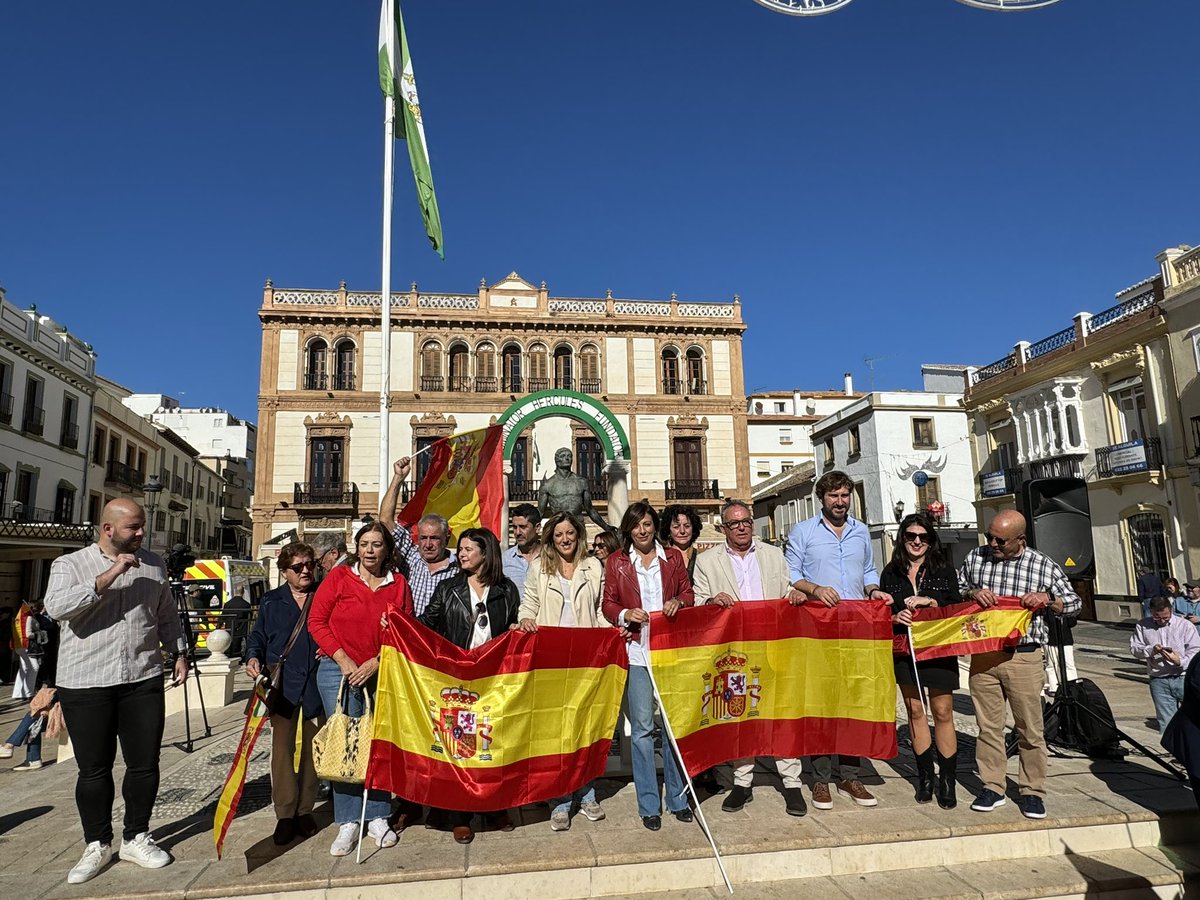 charrytv's tweet photo. Imágenes de la concentración en la plaza del Socorro de Ronda contra la amnistía. https://t.co/Pc6cwrLMKy