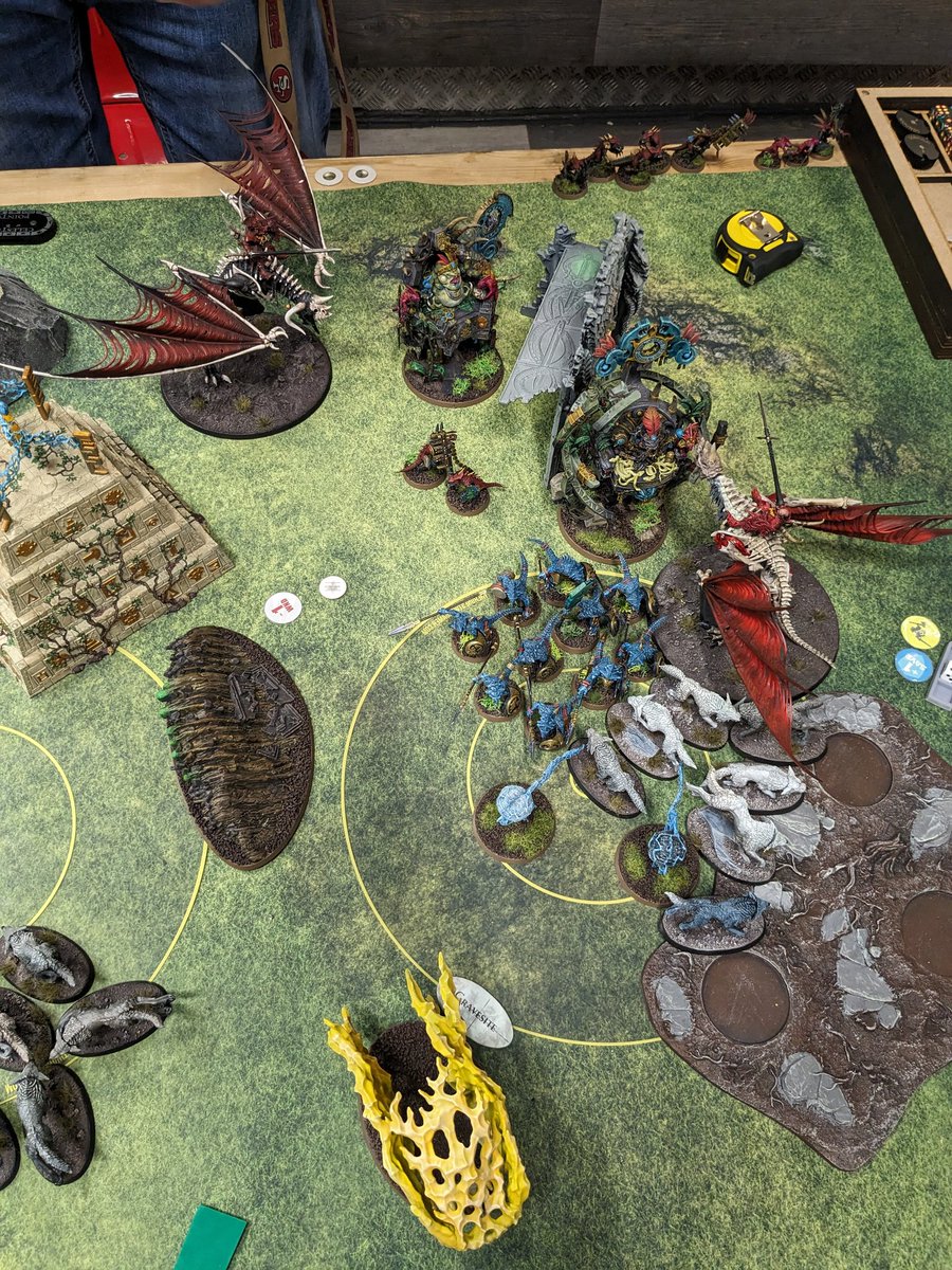 warhammer_rob's tweet photo. All those practice games getting spanked by @wargamerdobby paid off. Killed the saurus guard & kroak turn 2 vs Martin. Big win for the queen 🧛♀️ #WitH3 https://t.co/eHFdxr06ZI