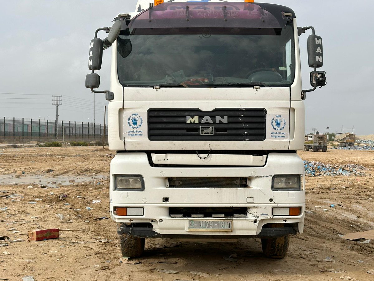With the limited fuel now available, a few trucks can deliver essential food to people in #Gaza who have been cut off for days. 
Our team is on the ground overseeing the move. Today’s horrible weather is making it harder and is expected to worsen as winter approaches.