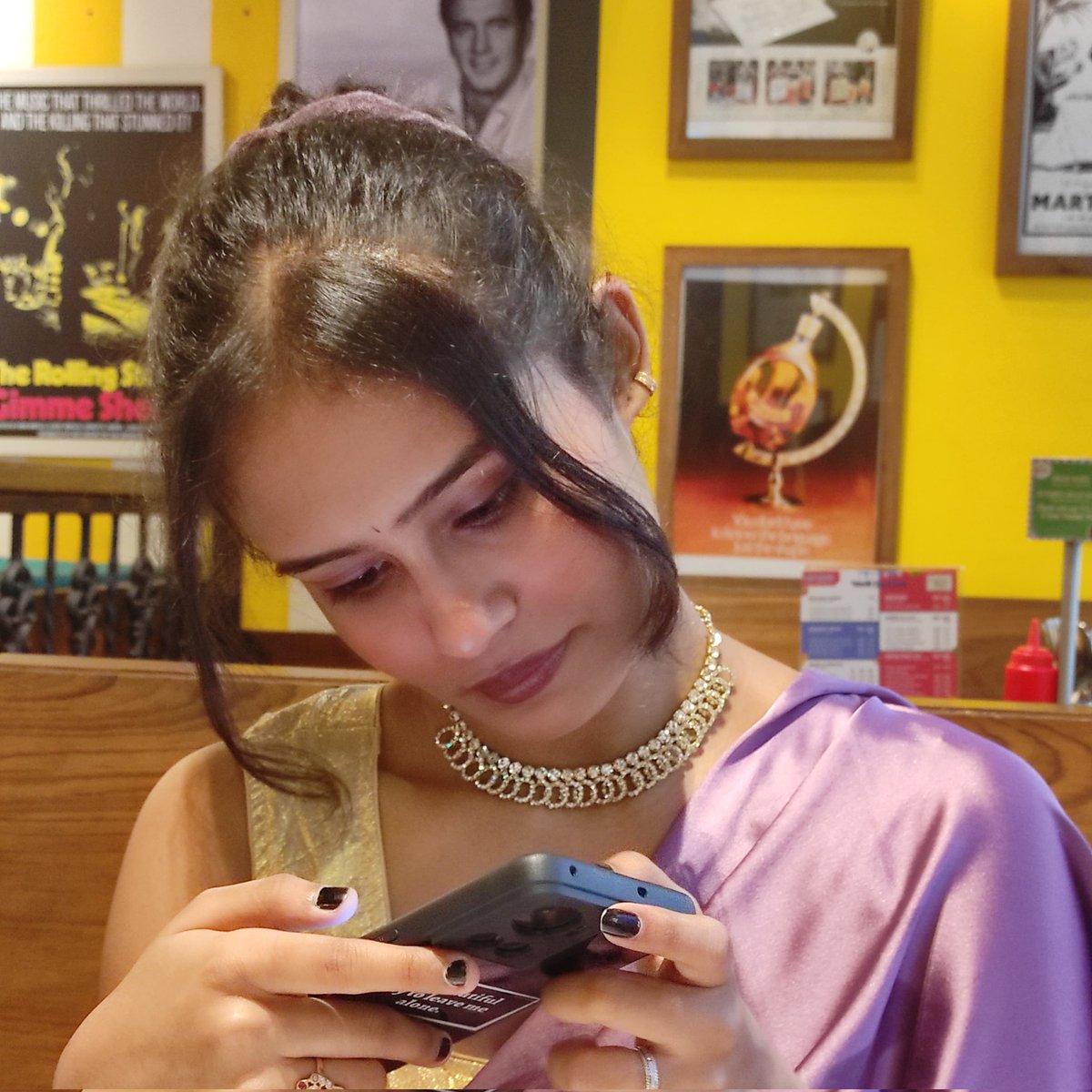 notsoumita's tweet photo. me watching the match on my phone because my sister banned me from watching it with the family. https://t.co/M9NzcdSrdp
