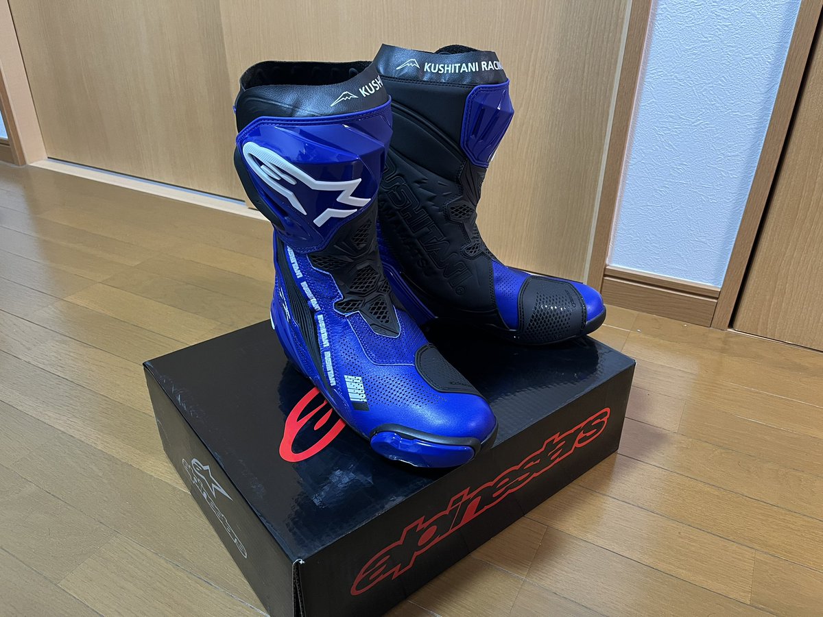 komeizi3rdeyes's tweet photo. めっちゃかっこいいブーツ買った
早く履きたいけどこれは来年用

#クシタニ
#alpinestars
#supertechR https://t.co/pLZl62WtBY