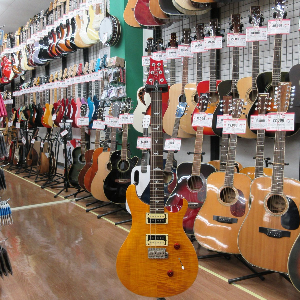 ho21043's tweet photo. オファー買取にてお売りいただきましたPRSのSE CUSTOMです。PRSらしいフォルムでかなり綺麗な木目が入っています。音もとてもPRSらしいです。
#ハードオフ #PRS #木目 #SECUSTOM https://t.co/Aw1WvR8p3I