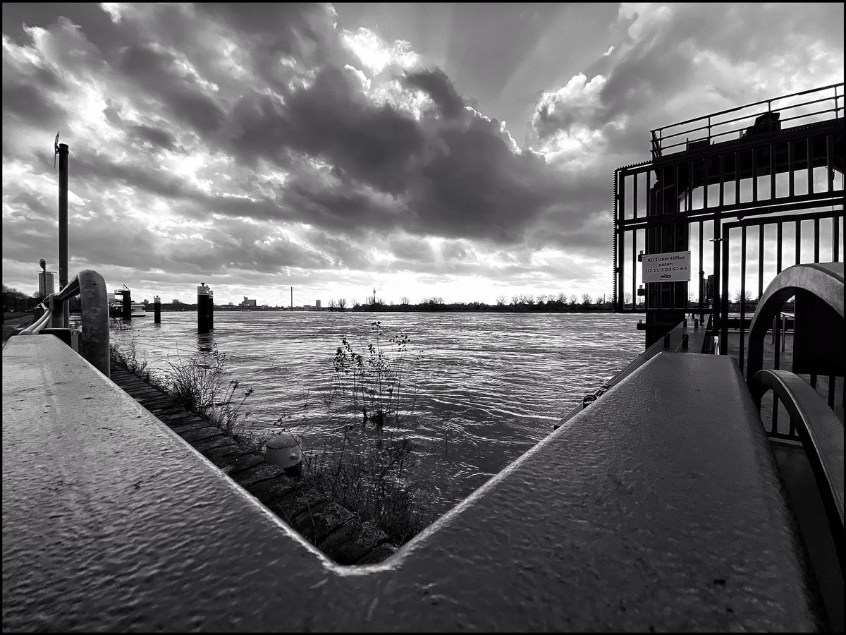 Düsseldorf. Jetzt.
Es ist Sonntagmittag.
Und der Rhein ist immer noch breit.
(manoman)