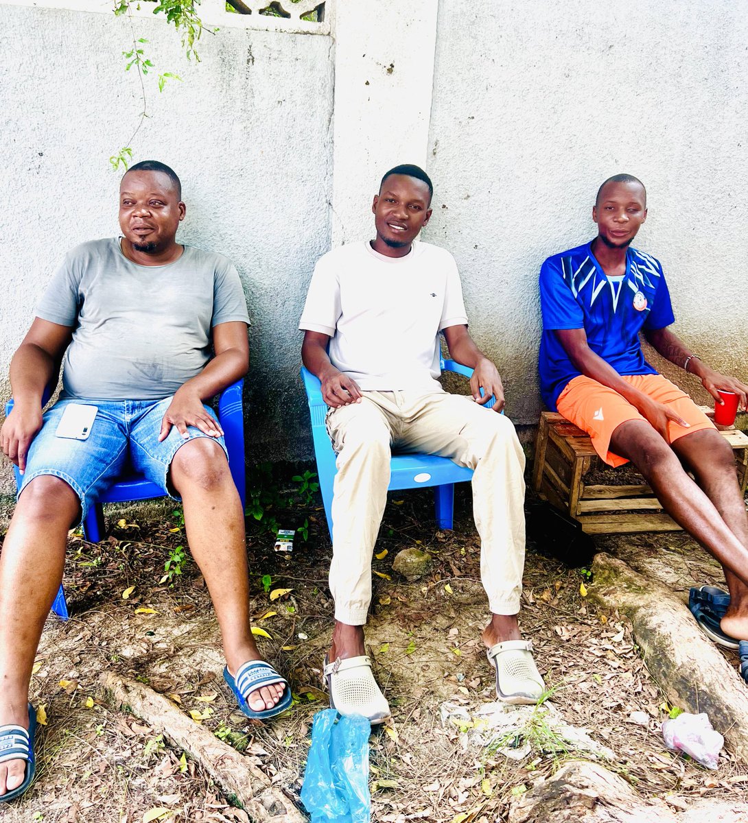 FKihamu's tweet photo. 2017 ndio naingia Dar Es Salaam kusaka geto la kuishi la bei chee ndio nikafika sina hata mia ya Dalali, hawa Brothers ni moja ya Wana walionifosia mazingira nipate geto la bei chee, ni familia tangu hapo mpaka kesho! Sema watu wa vyombo sana hawa😀 https://t.co/PmOv6N9EeS