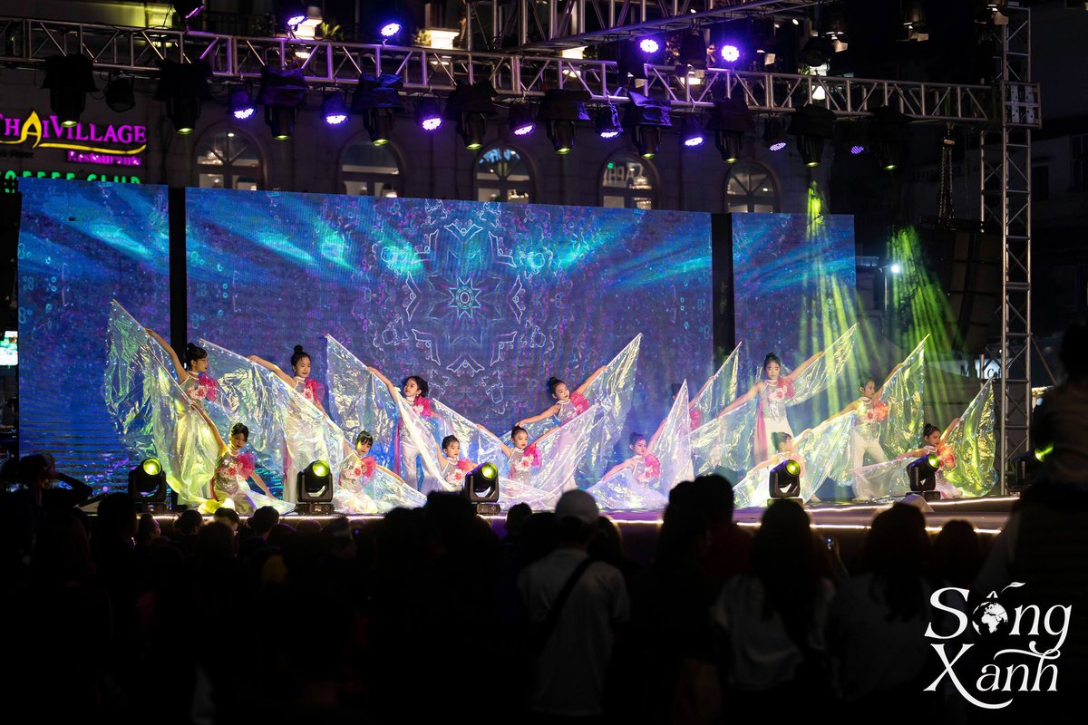 anythingvn's tweet photo. Vào tối 18/11/2023, tại Quảng trường Đông Kinh Nghĩa Thục, phố đi bộ Hoàn Kiếm, Hà Nội đã diễn ra Gala với chủ đề Sống Xanh nằm trong chuỗi hoạt động của Chương trình “Vì môi trường xanh Quốc gia 2023”.
#songxanh #vimoitruongxanhquocgia https://t.co/0mjYzXL4dx