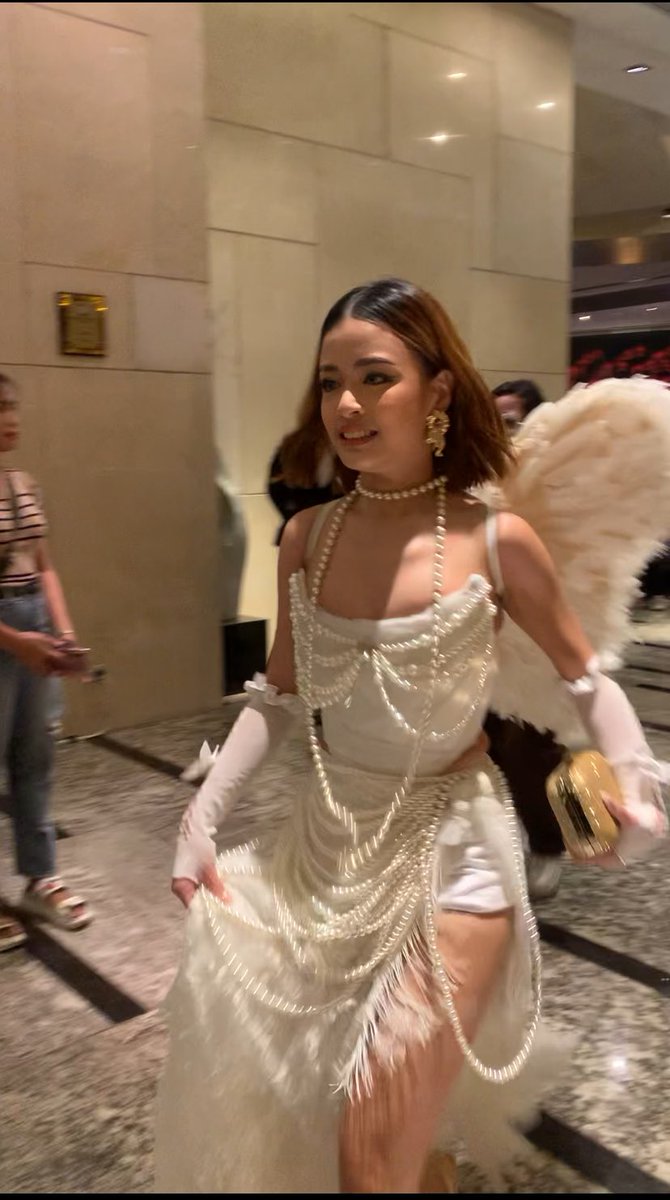 ohh pak na pak naman talaga, excuse me may dadaan po hehe.

KODREA EtherealEvening 
#AndiAbaya | <a href="/iamandiabaya/">Andi Abaya</a> 
#StarMagicalChristmas