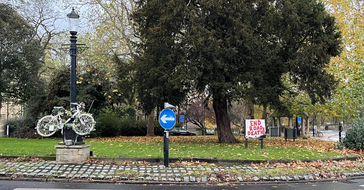 Fitting for World Day of Remembrance for Road Traffic Victims signs have been put up at The Plain in Oxford. #WDoR2023 #5DeathsADay #SafeStreetsNow #EndRoadDeath #SafeRoadsForAll #VisionZeroNow