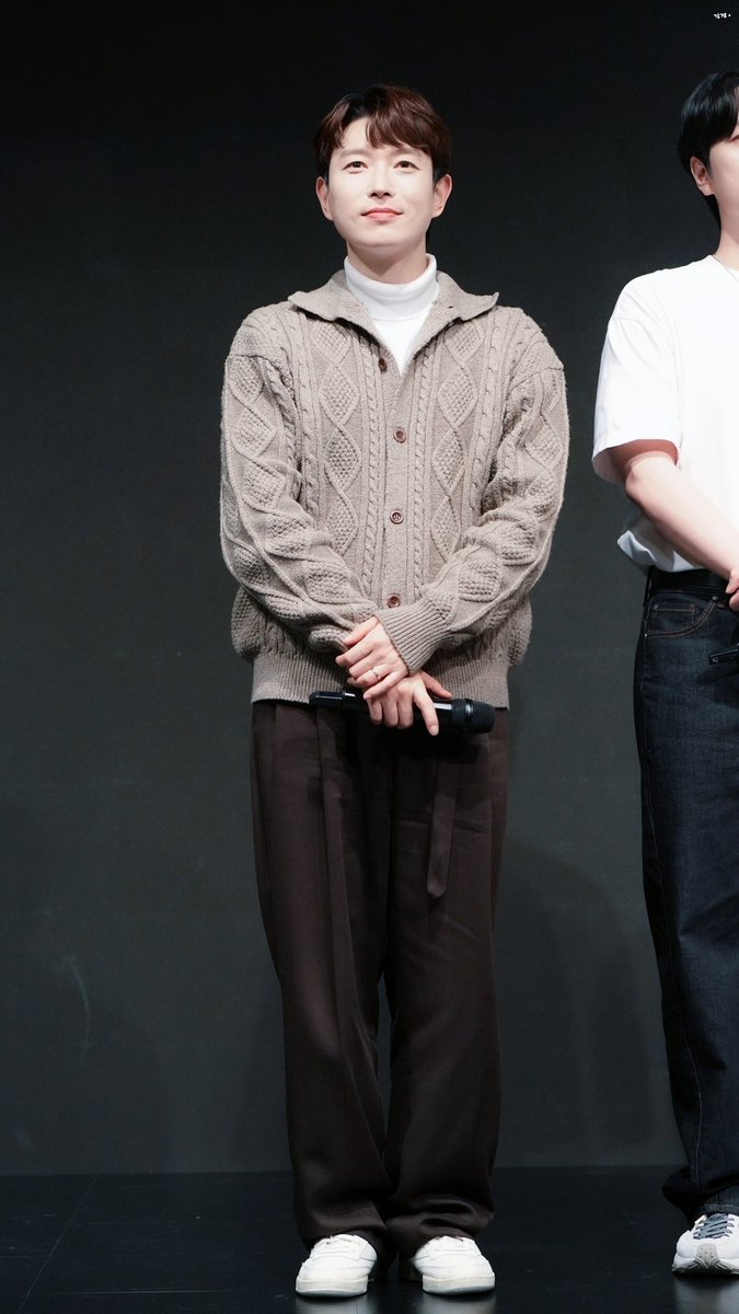 231117 씨팩토리 팬사인회

.
차칸얼굴에
다소곳한 태도
.

#배두훈
#포레스텔라
