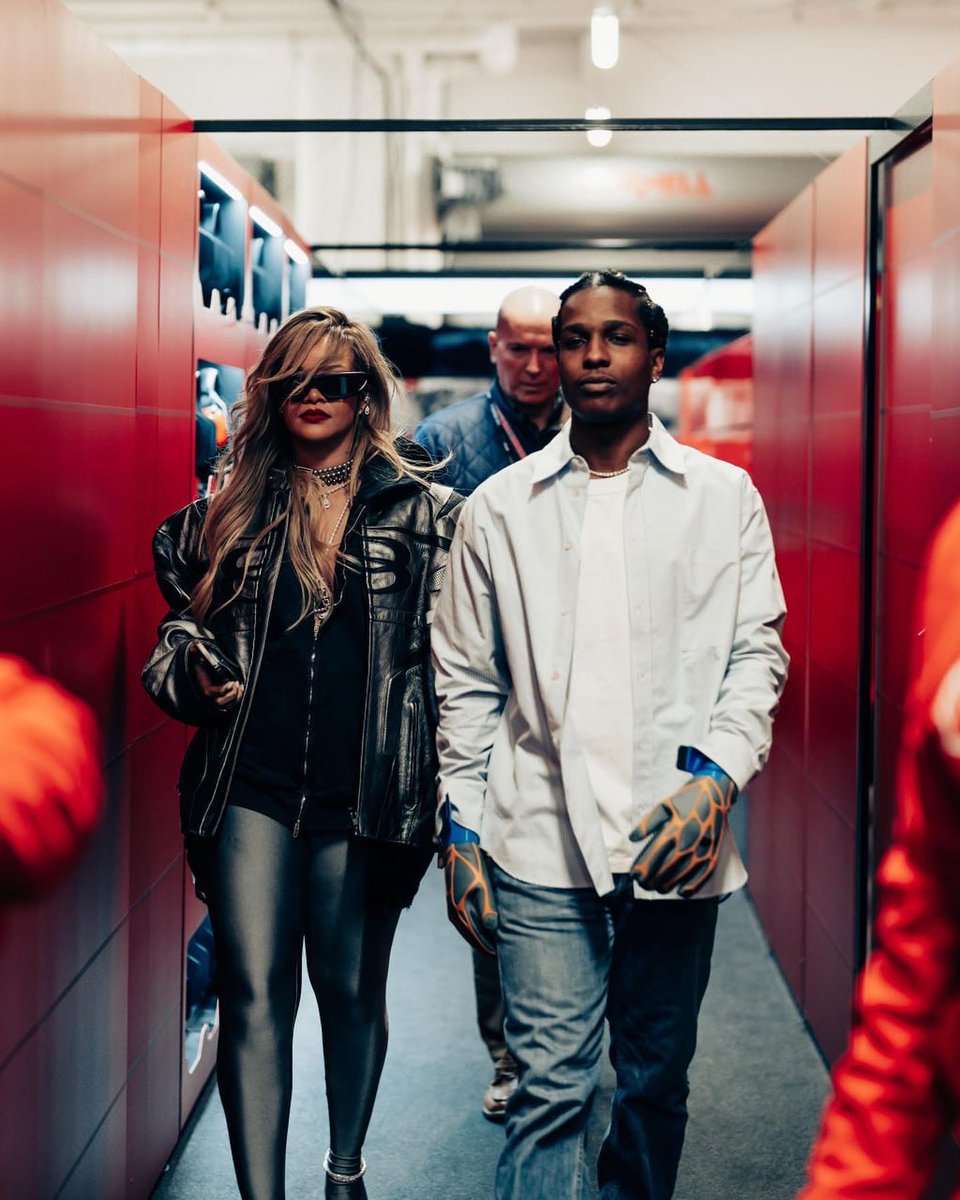 GalerieRihanna's tweet photo. Rihanna at the Las Vegas F1 Grand Prix. https://t.co/CQMR7O6Kzj