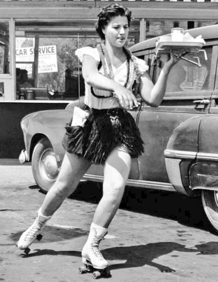 Subr475's tweet photo. #ShakespeareSunday
#Stagedirections
(Enter several strange shapes bringing in a banquet, and dance about it with gentle actions of salutations.)
-A stage direction from
The Tempest
Roller-skating server working in a 1950's drive-in restaurant https://t.co/rcaPiSbMDI