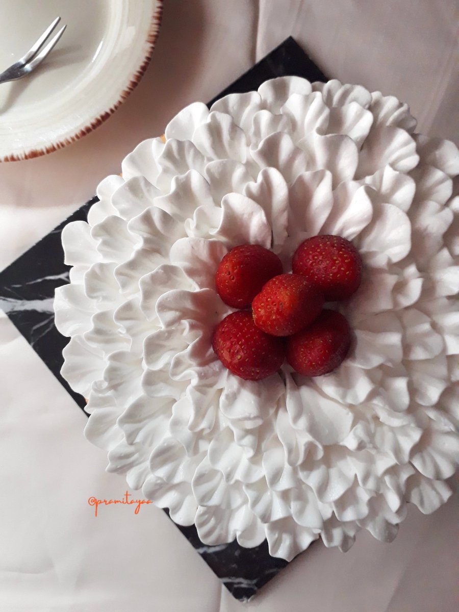 pramitayaa's tweet photo. Pernah gak, kamu ngehias cake dgn buttercream tp permukaannya gak bisa HALUS dan terlihat BERPORI?
Tips berikut bisa membantu πππ
#tipsmita https://t.co/wR8PXPqqzf
