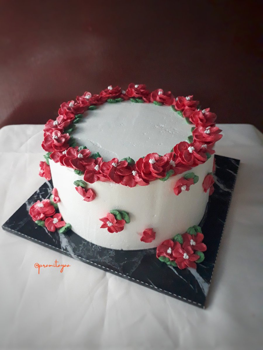 pramitayaa's tweet photo. Pernah gak, kamu ngehias cake dgn buttercream tp permukaannya gak bisa HALUS dan terlihat BERPORI?
Tips berikut bisa membantu πππ
#tipsmita https://t.co/wR8PXPqqzf