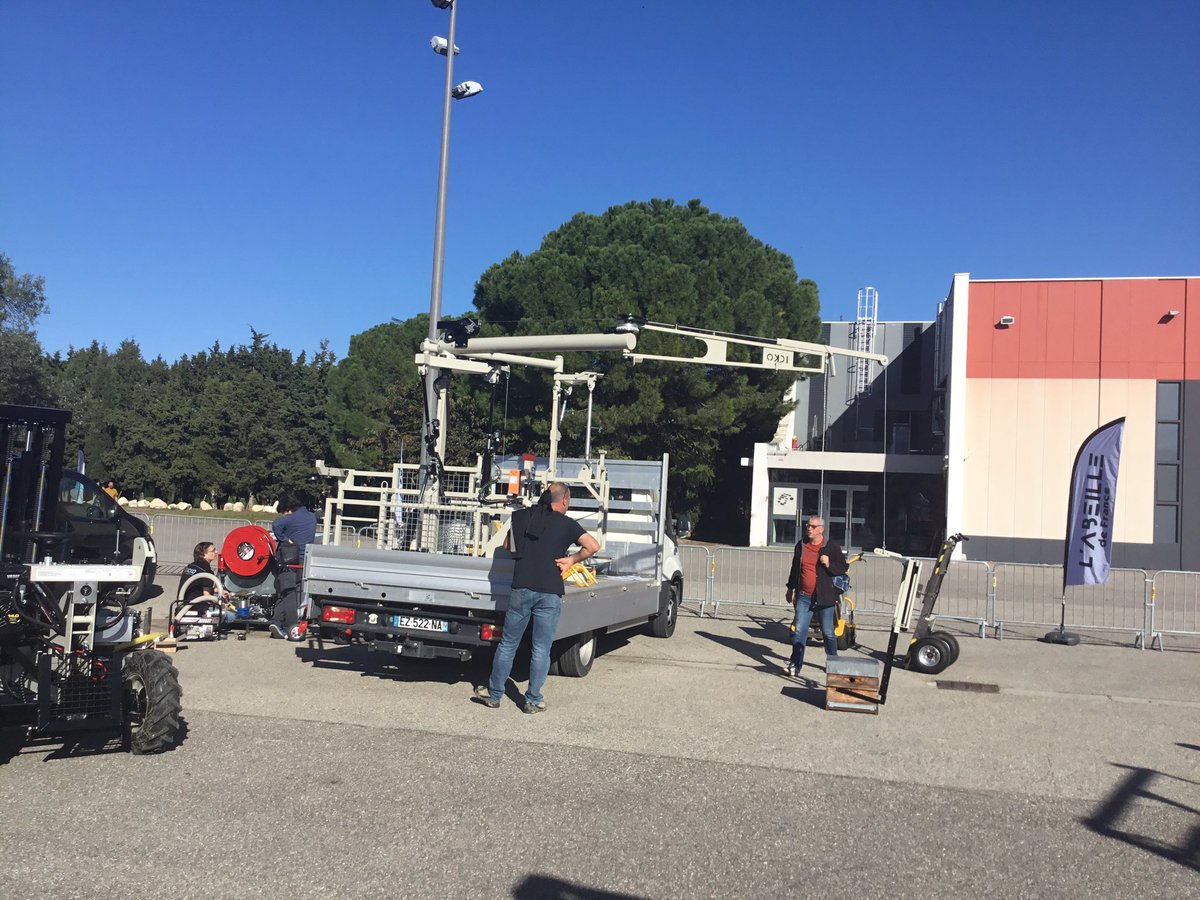 AbeilleDeFrance's tweet image. #SimApi, exposition de matériel en extérieur, beau temps commandé expressément par @AbeilleDeFrance pour vous 😉🐝