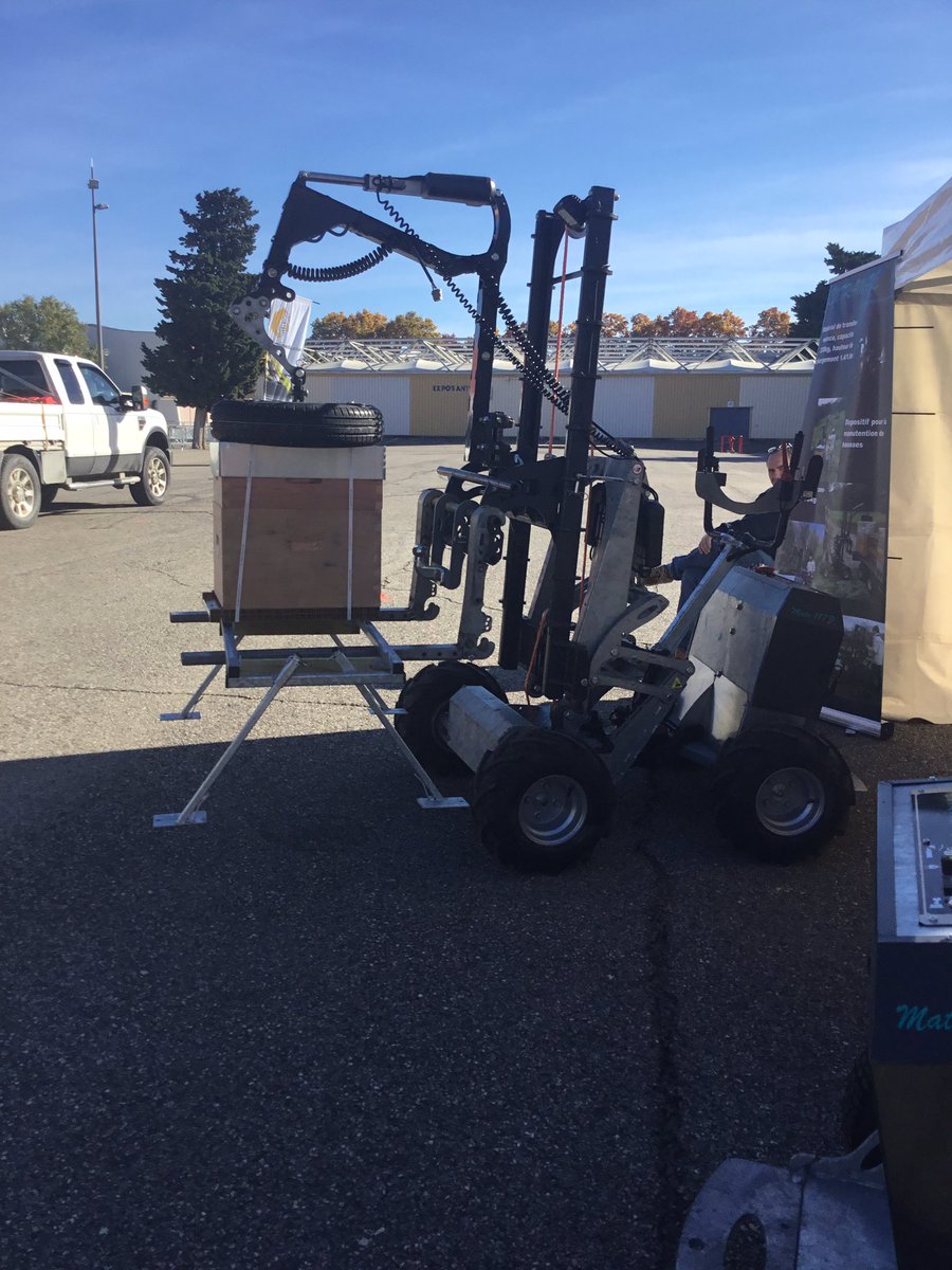 AbeilleDeFrance's tweet image. #SimApi, exposition de matériel en extérieur, beau temps commandé expressément par @AbeilleDeFrance pour vous 😉🐝