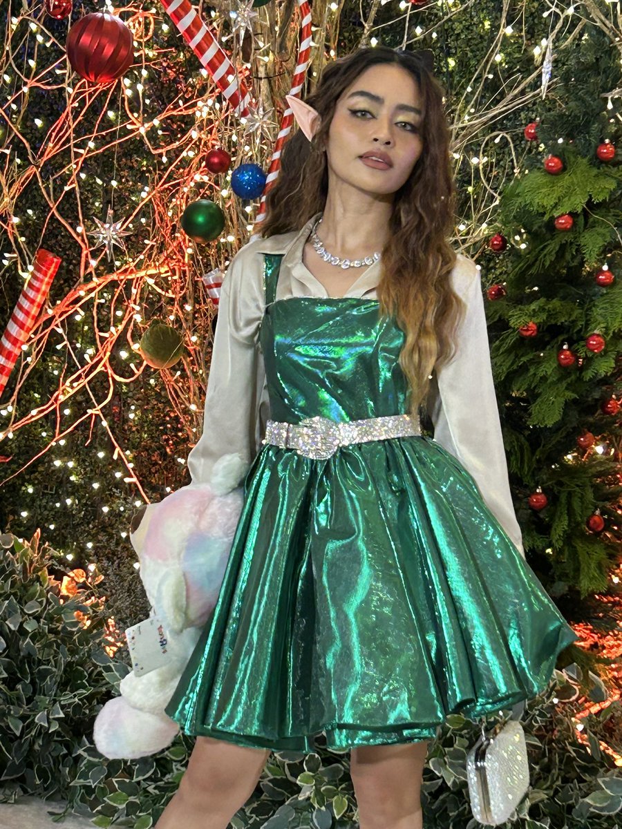 inquirerdotnet's tweet photo. @HMallorcaINQ THE CUTEST ELF 🧚 

LOOK: “Can’t Buy Me Love” and “Tabing Ilog: The Musical” star Vivoree Esclito strikes a pose on the #StarMagicalChristmas2023 white carpet in her green elf-inspired outfit. | @HMallorcaINQ https://t.co/OszYagzC2C