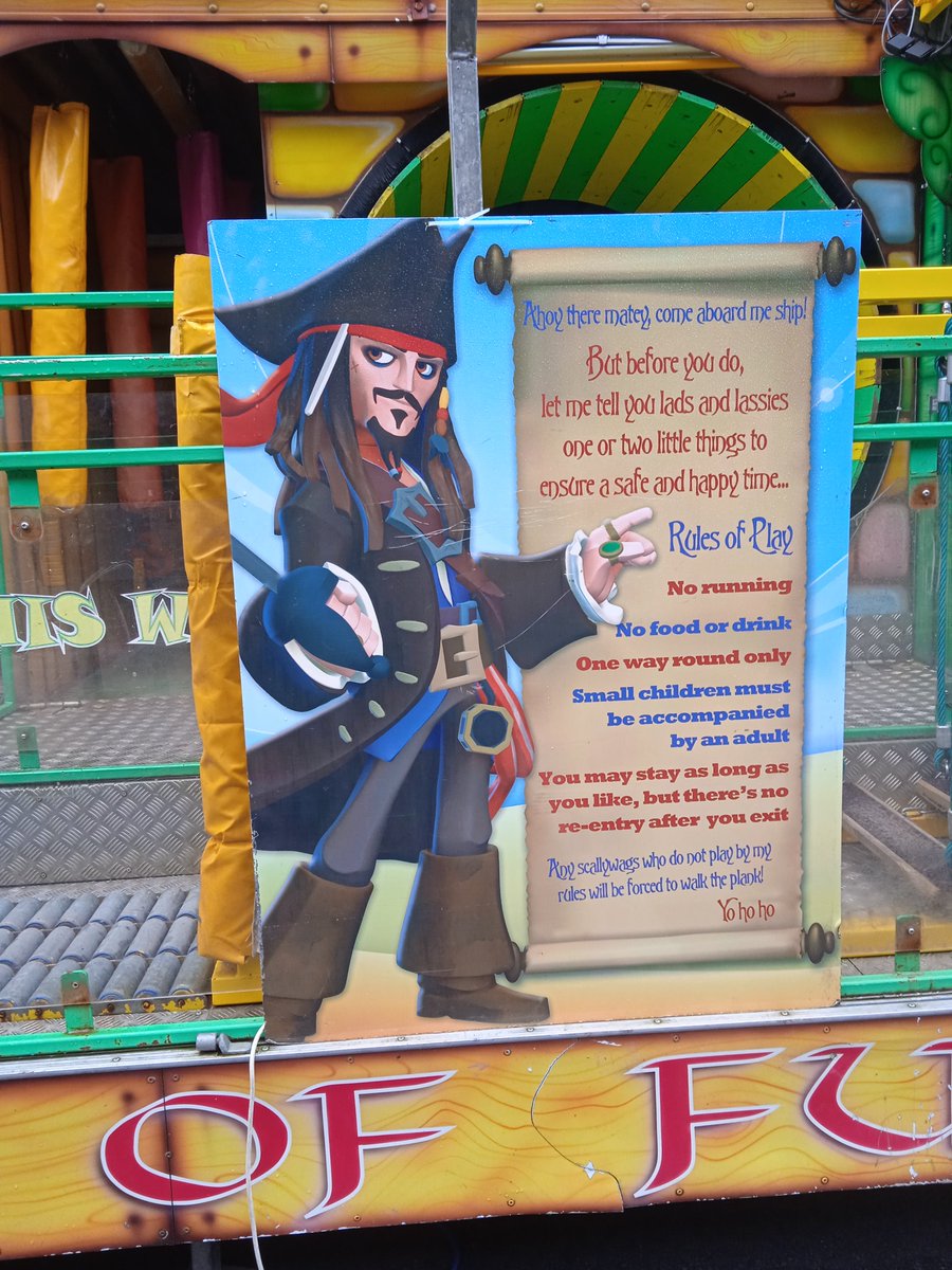 Grindelwald3C's tweet photo. Seeing our pirate on this ride for the Christmas light switch on in my town,is like a Christmas tradition
#NoJohnnyNoPirates 
#JohnnyDeppIs https://t.co/loZ76Ces3Z