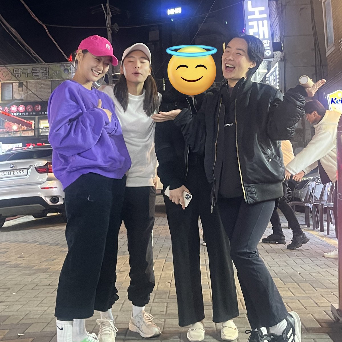 오늘 착장이 나니생카때랑 틀린그림찾기네
모자똑같고
(아마)바지똑같고
머리스타일똑같고
상의색 똑같고