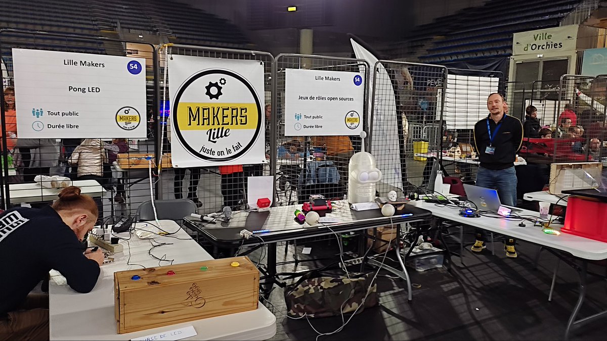 On est au #salonRobotik chouette ambiance. Passez dire bonjour