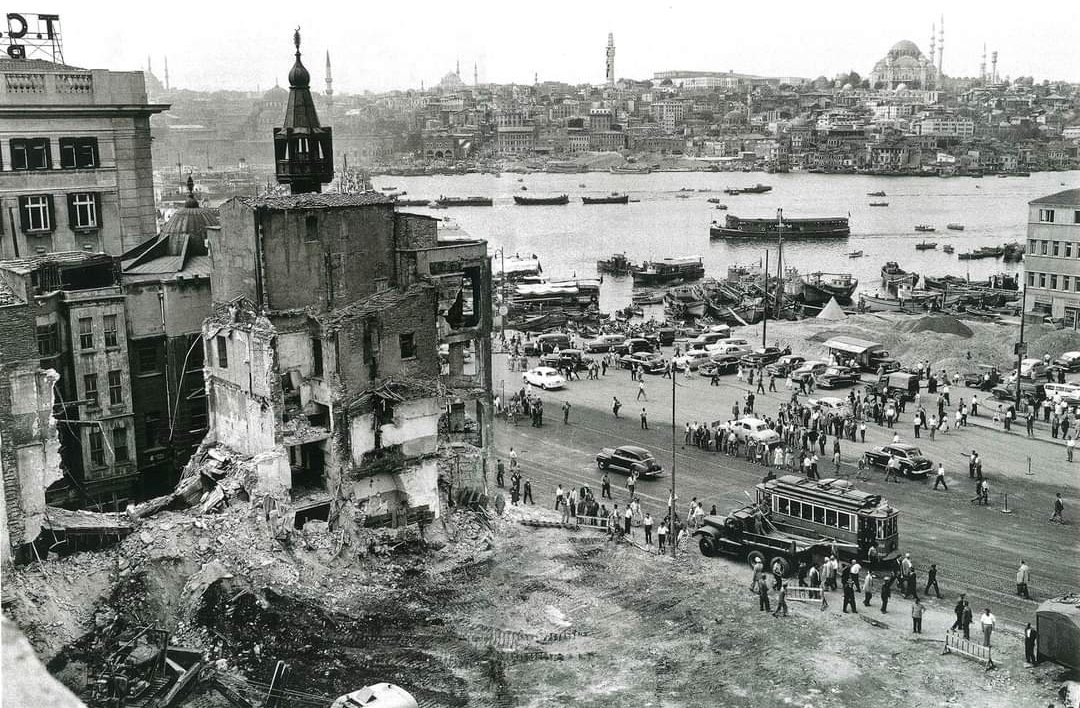 Adnan Menderes'in "İstanbul'u Yeniden Fethediyoruz" diye başlattığı imar (yıkım) seferberliğinin toplam kaç tarihi eseri yok ettiğine dair sağlıklı bir bilgi yok. Çünkü çoğu tarihi bina, fotoğrafı bile çekilemeden dozerlerin hışmına uğradı. Bu dönemde