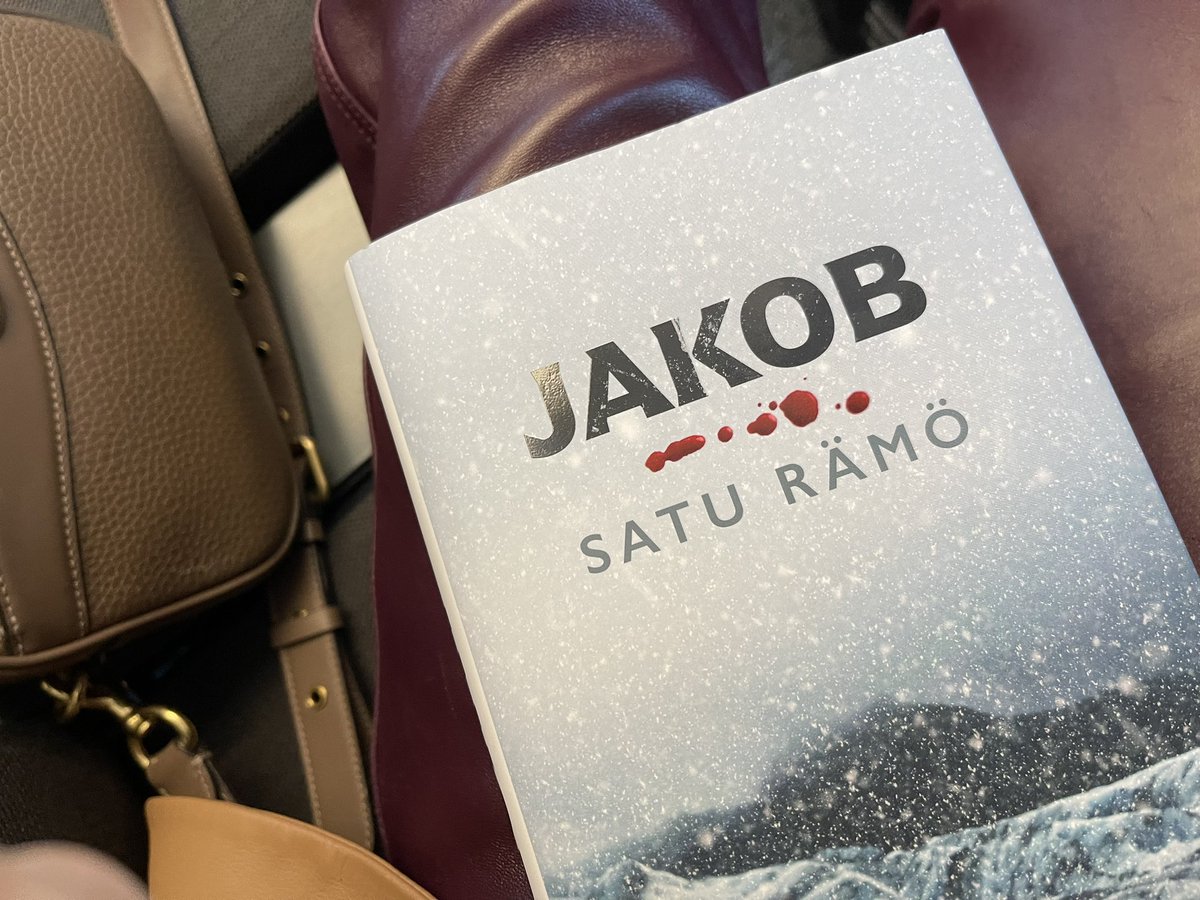 Junalukemisena tänään Jakob- Satu Rämöltä😀Juoni alkaa pikkuhiljaa jo hahmottua 😀Pari sarjan edellistä kirjaa olen jo lukenut #kirjavinkki #saturämö #dekkari