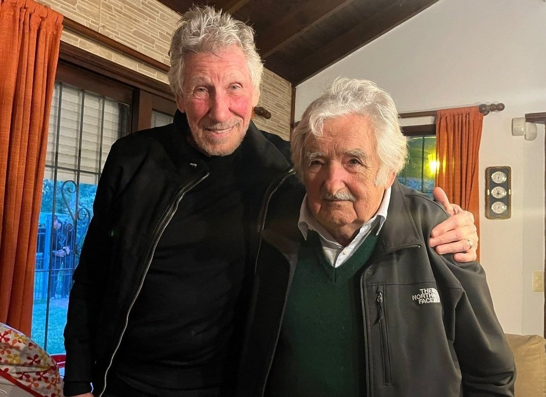 MatiasBarreto_'s tweet photo. El abrazo de Mujica con el antisemita Roger Waters habla mucho sobre él, que nadie lo olvide. 
También habla mucho de él que siendo un supuesto anticapitalista y austero, lleve puesta una campera de "The North Face" que cuesta en el entorno de 250 dólares. https://t.co/IdPM6sWHth