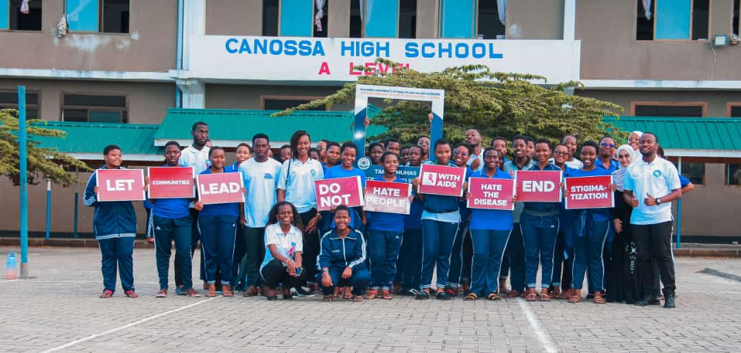 MwaiselaSu40383's tweet photo. In the fight against AIDS, educating the society is the best way in ending the pandemic and stigmatization mainly in our African societies.
As @TamsaMuhas members we had a time of educating students at Canossa High School.
#LetCommunitiesLead
#EndStigmatization
#AidsFreeAfrica https://t.co/nvdVgRyIZa