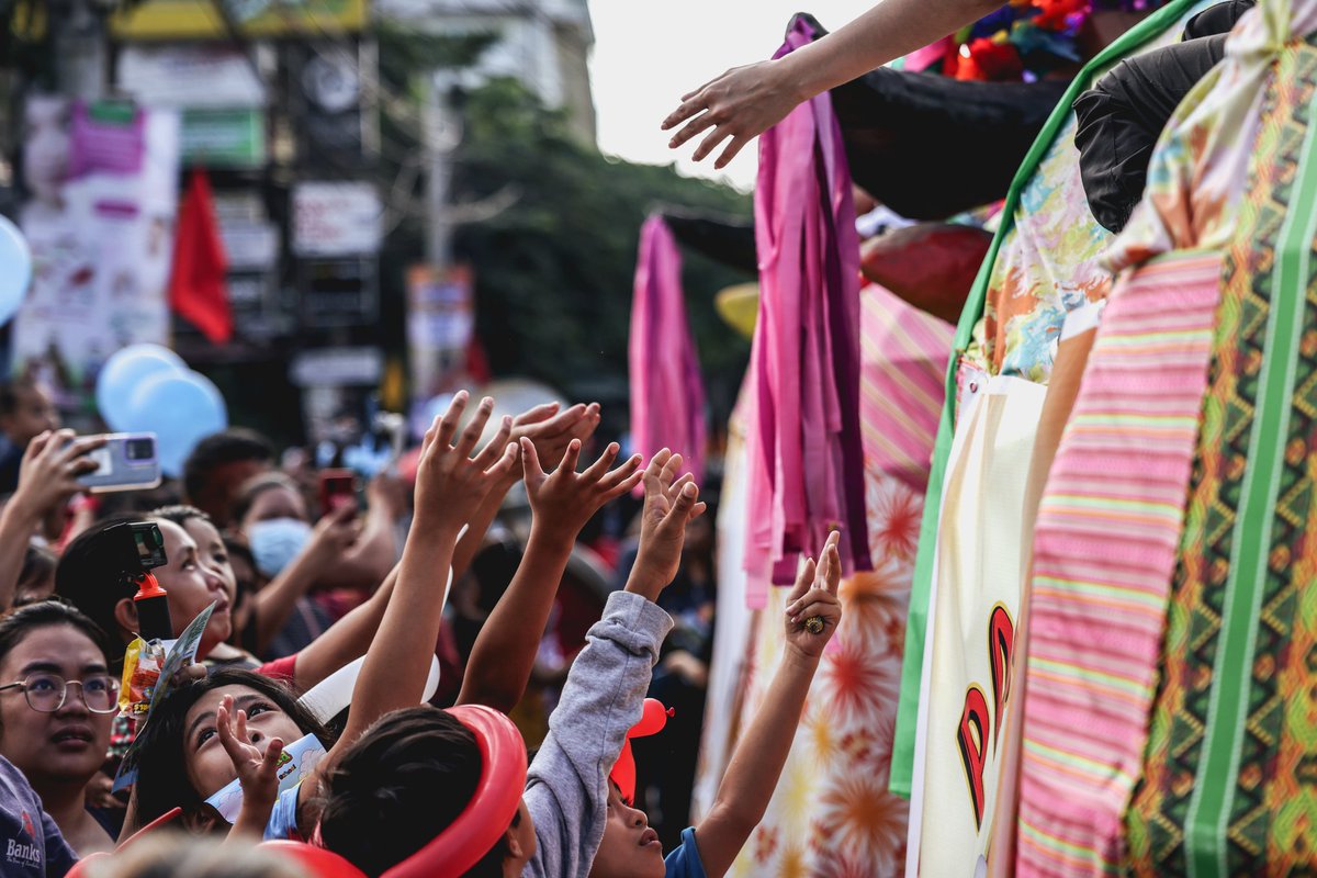 jcnrd_dakom's tweet photo. Hundreds of giant papier-mache statues paraded along the town streets in Angono, Rizal, as locals flocked for the annual and vibrant celebration of ‘Higantes Festival’ on Sunday, November 19.
#philippines #everydayphilippines #everydayasia #Higantes2023 #higantes #angono https://t.co/bQJ5n25GL5