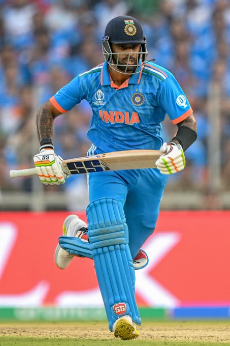 punjabkesari's tweet photo. Suryakumar Yadav Out!
#INDvsAUSfinal #WorldCupFinal #NarendraModiStadium #JitengeHum #india #australia #CWC2023Finals #SuryakumarYadav https://t.co/YJFcLxFnd3