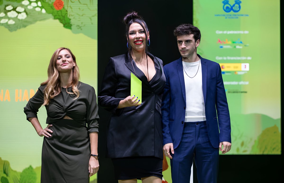 Onda Cero Melilla (@ondaceromelilla) on Twitter photo La cineasta <a href="/Ceres_machado/">Ceres Machado</a> se trae a Melilla el premio a la mejor dirección andaluza por 'Reflejos en una habitación' del <a href="/Festicinehuelva/">Festival de Huelva. Cine Iberoamericano</a> y ayer mismo logró otros dos reconocimientos más en el Festival de Cine No Visto de Linares.
facebook.com/onda.ceromelil… La cineasta <a href="/Ceres_machado/">Ceres Machado</a> se trae a Melilla el premio a la mejor dirección andaluza por 'Reflejos en una habitación' del <a href="/Festicinehuelva/">Festival de Huelva. Cine Iberoamericano</a> y ayer mismo logró otros dos reconocimientos más en el Festival de Cine No Visto de Linares.
facebook.com/onda.ceromelil…