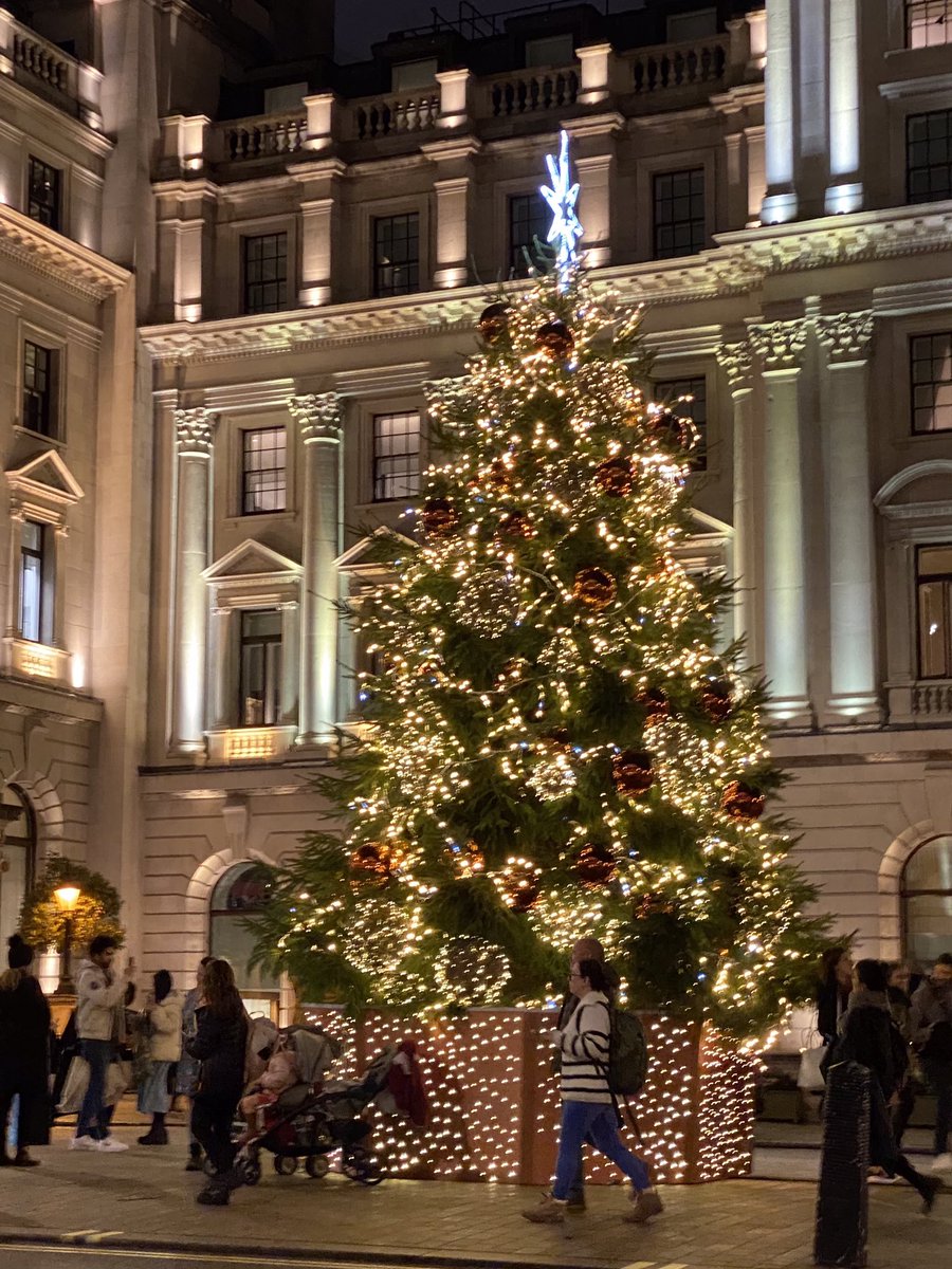 joelsm's tweet photo. Can The Idiot Cope With #Royals, #Paparazzi, #Walking, 
#Weather, #Dining, #Christmas And The #Theater During A Promotional Visit To #England? https://t.co/7LHEA0zJQ9 #london #Cotswolds https://t.co/SZFaCrHrvy
