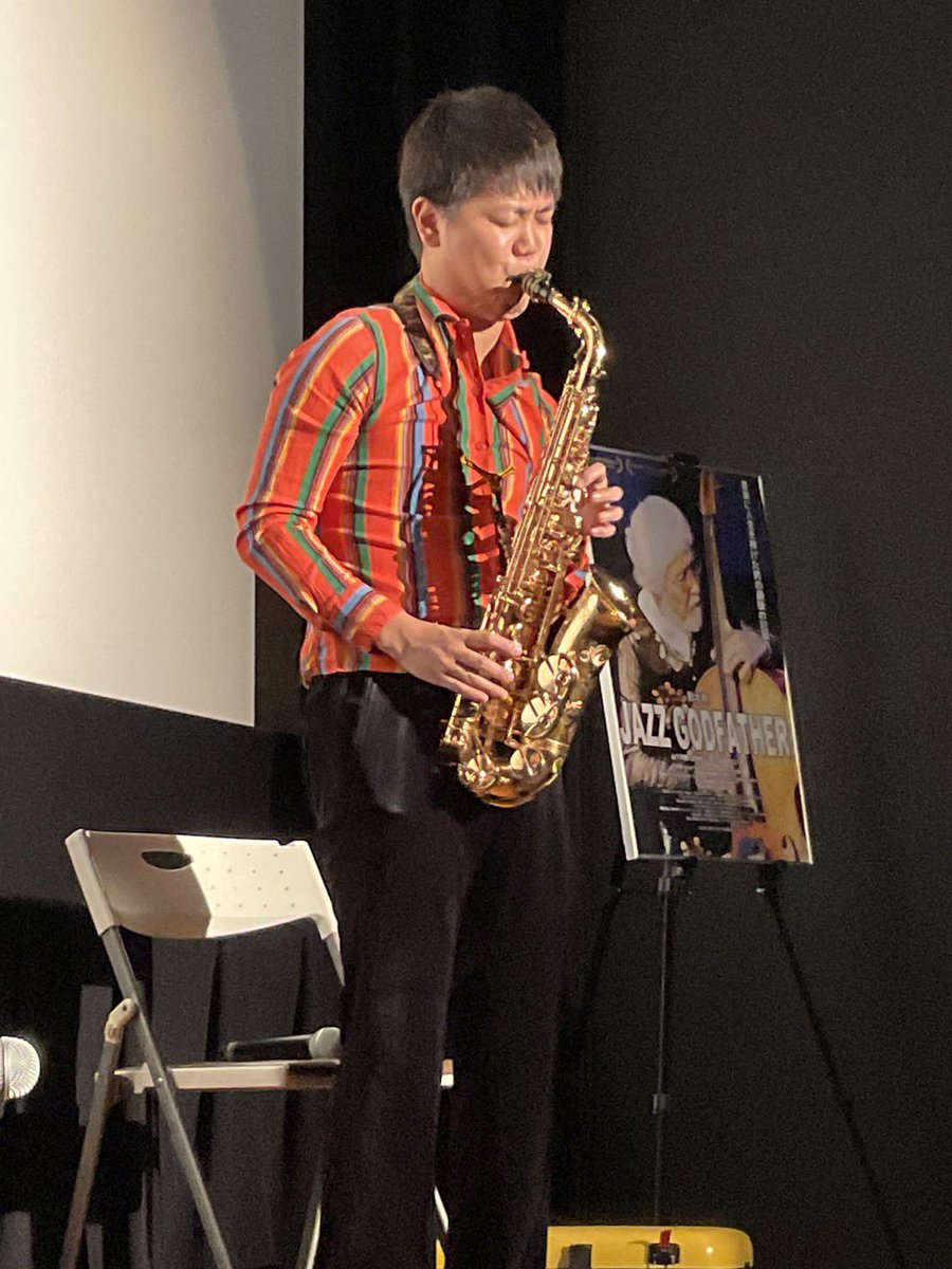 ZANYbz's tweet photo. K's cinema新宿にて、中山拓海さん(サッ���ス奏者)と中田圭さん(プロデューサー)による舞台挨拶のお写真です。

上映後、中山拓海さんにソロで演奏をして頂きました。

#JAZZGODFATHER #鈴木勲 #中山拓海 #中田圭 #高橋俊次 https://t.co/MGJxITVRdw
