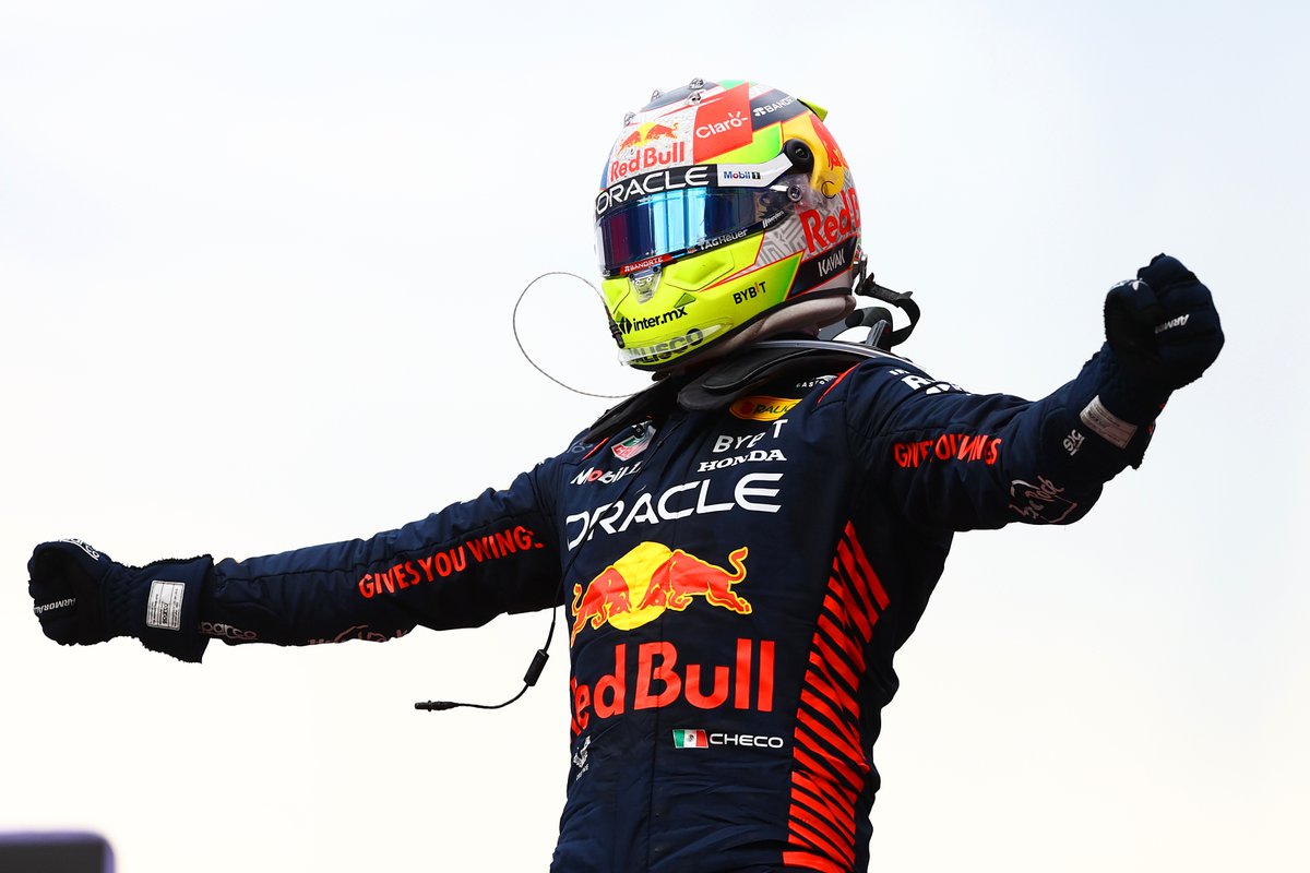 FormulaDirecta's tweet photo. 💥 ¡¡¡CHECO PÉREZ se proclama SUBCAMPEÓN DEL MUNDO!!!

👉 Por primera vez en la historia, un piloto mexicano logra ser 2º en el Mundial de Fórmula 1. Además, Red Bull logra su primer 1-2 de pilotos en el Mundial.

 🇲🇽 ¡𝐀𝐇𝐔𝐄𝐕𝐎!

#F1 #LasVegasGP https://t.co/8XT6FznPon