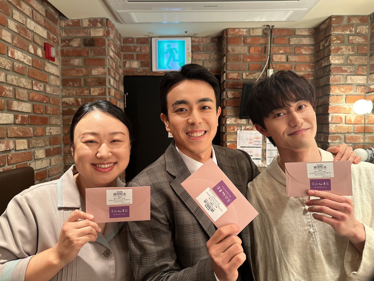 나인스토리 tweet media